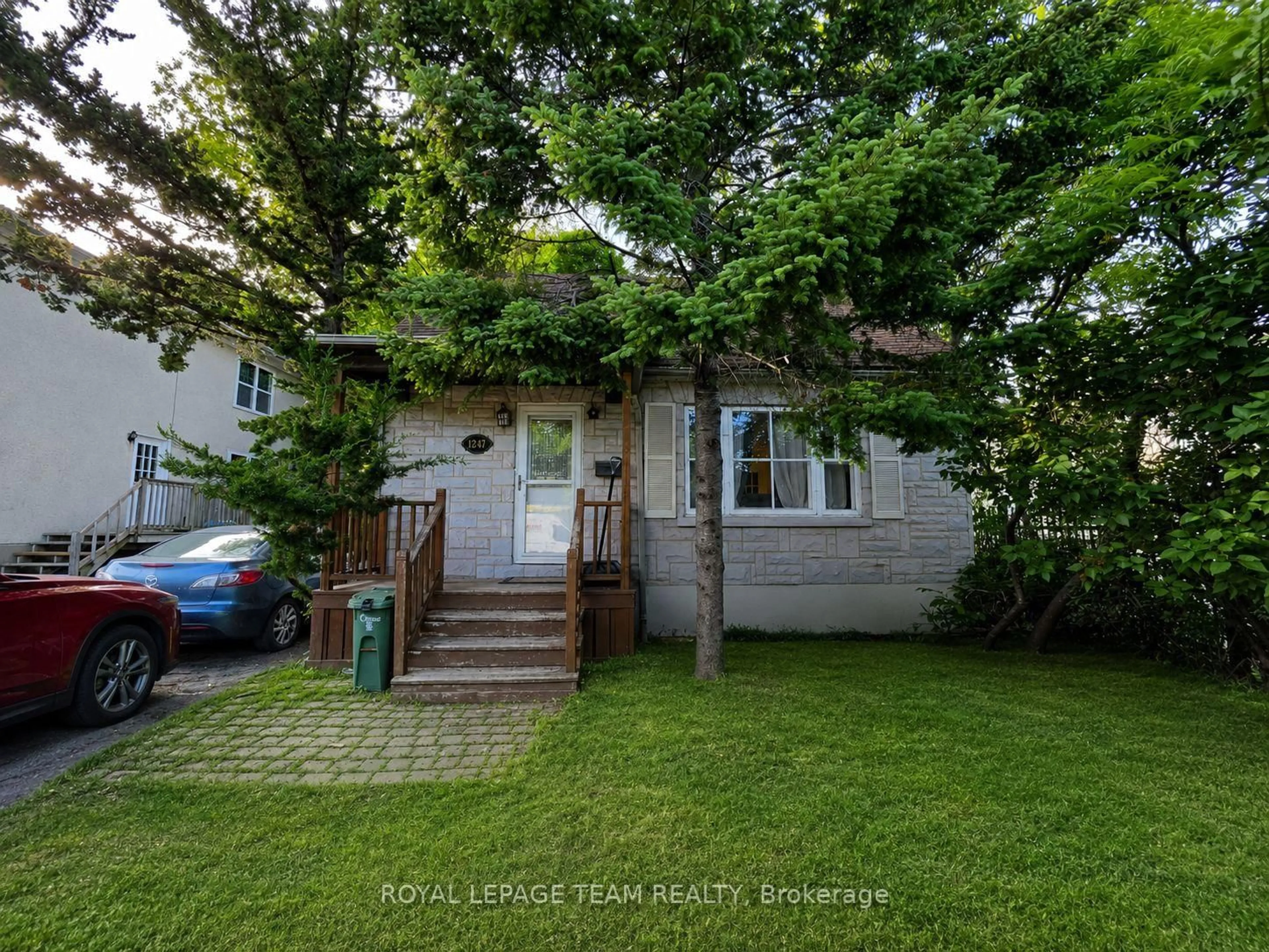 A pic from outside/outdoor area/front of a property/back of a property/a pic from drone, street for 1247 Summerville Ave, Ottawa Ontario K1Z 8G6