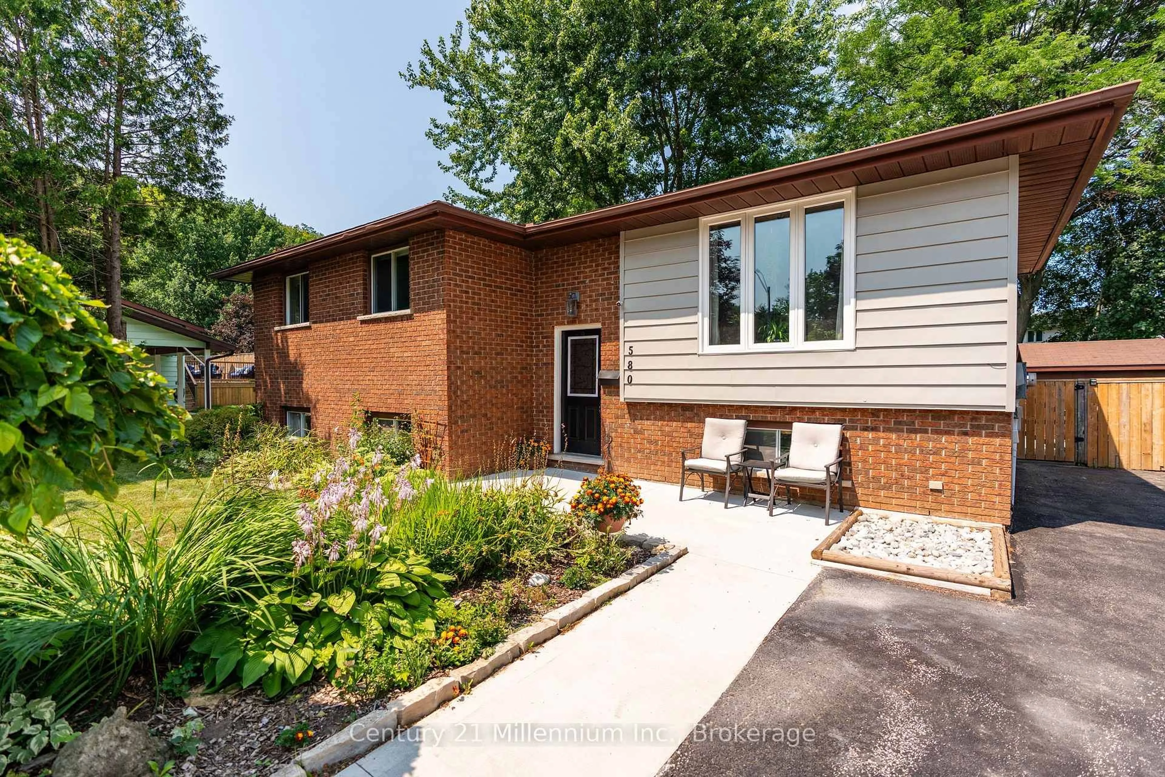 Home with brick exterior material, street for 580 2nd A St, Owen Sound Ontario N4K 6H4