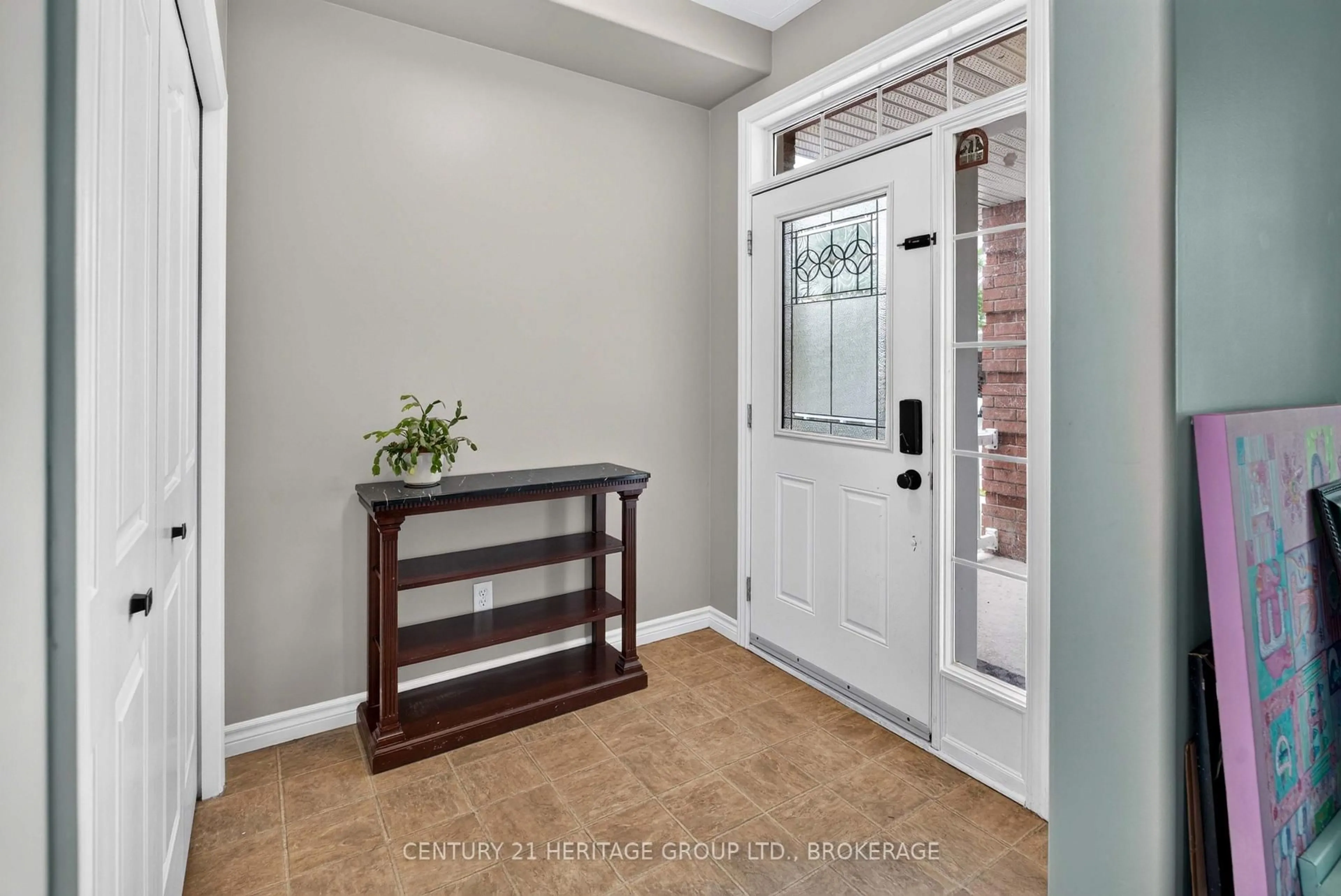 Indoor entryway for 855 Lotus Ave, Kingston Ontario K7K 0A6