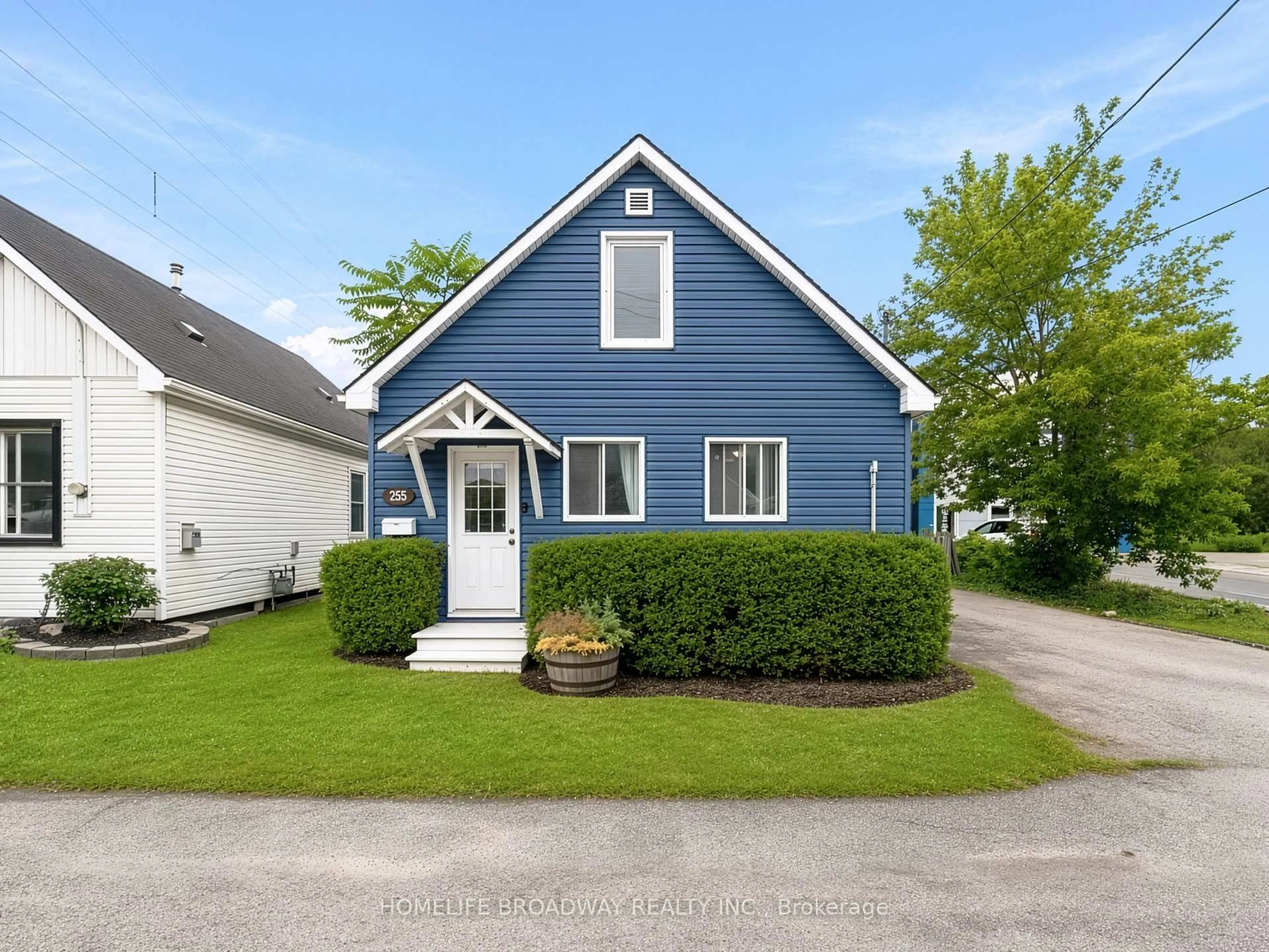 Home with vinyl exterior material, street for 255 Robinson St, Grimsby Ontario L3M 3E2