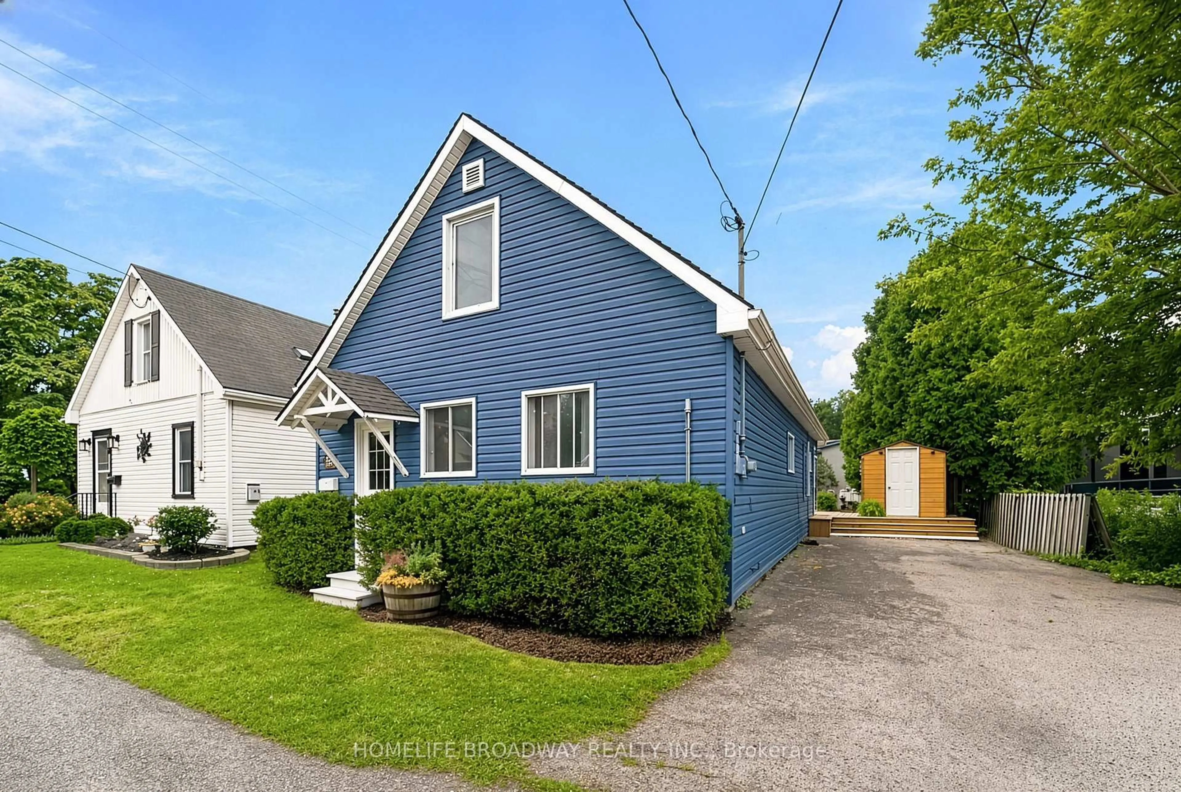 Home with vinyl exterior material, street for 255 Robinson St, Grimsby Ontario L3M 3E2