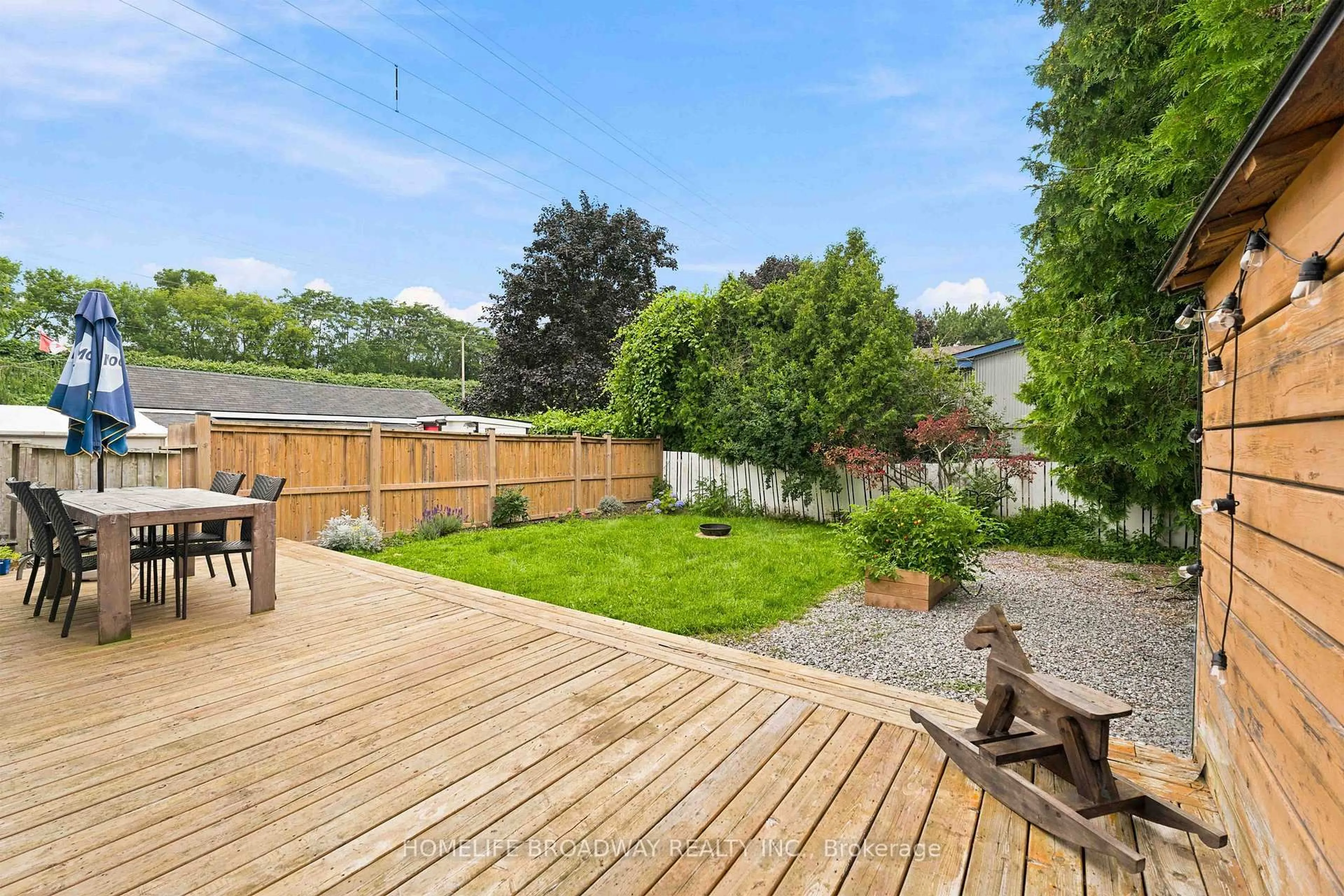 Patio, unknown for 255 Robinson St, Grimsby Ontario L3M 3E2