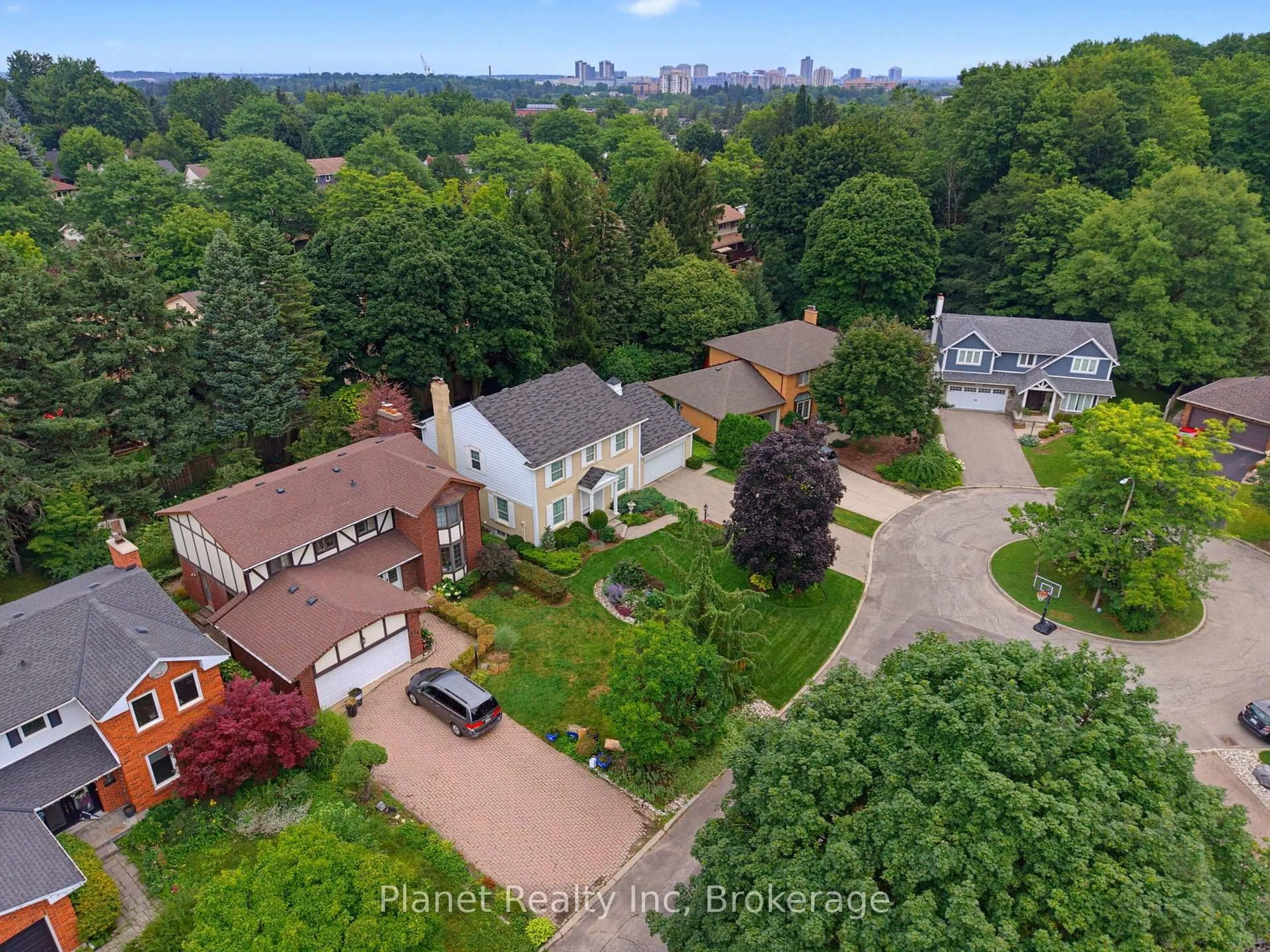 A pic from outside/outdoor area/front of a property/back of a property/a pic from drone, unknown for 106 Thorndale Pl, Waterloo Ontario N2L 5Y8