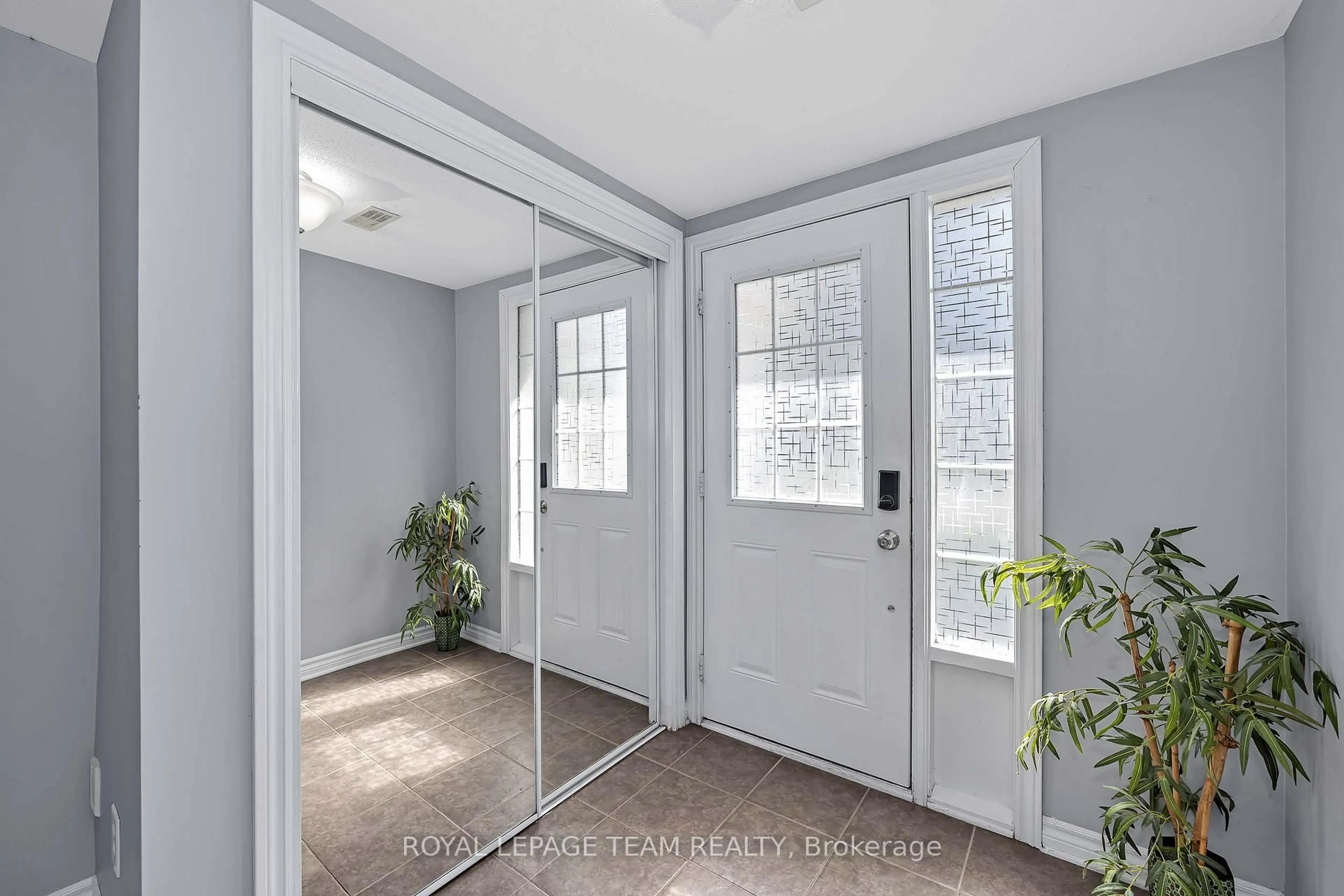Indoor entryway for 2555 Waterlilly Way, Ottawa Ontario K2J 0K6