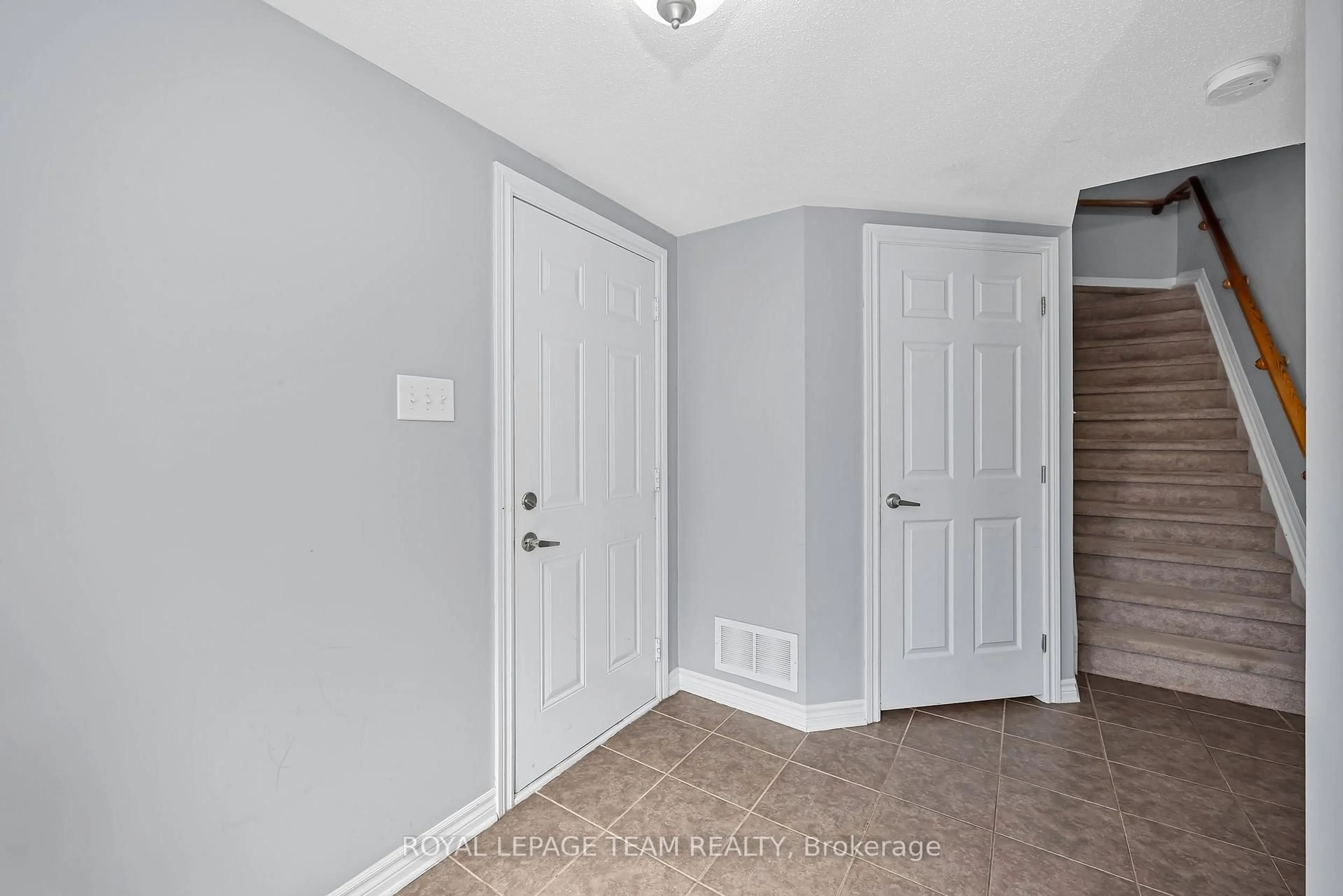 Indoor entryway for 2555 Waterlilly Way, Ottawa Ontario K2J 0K6