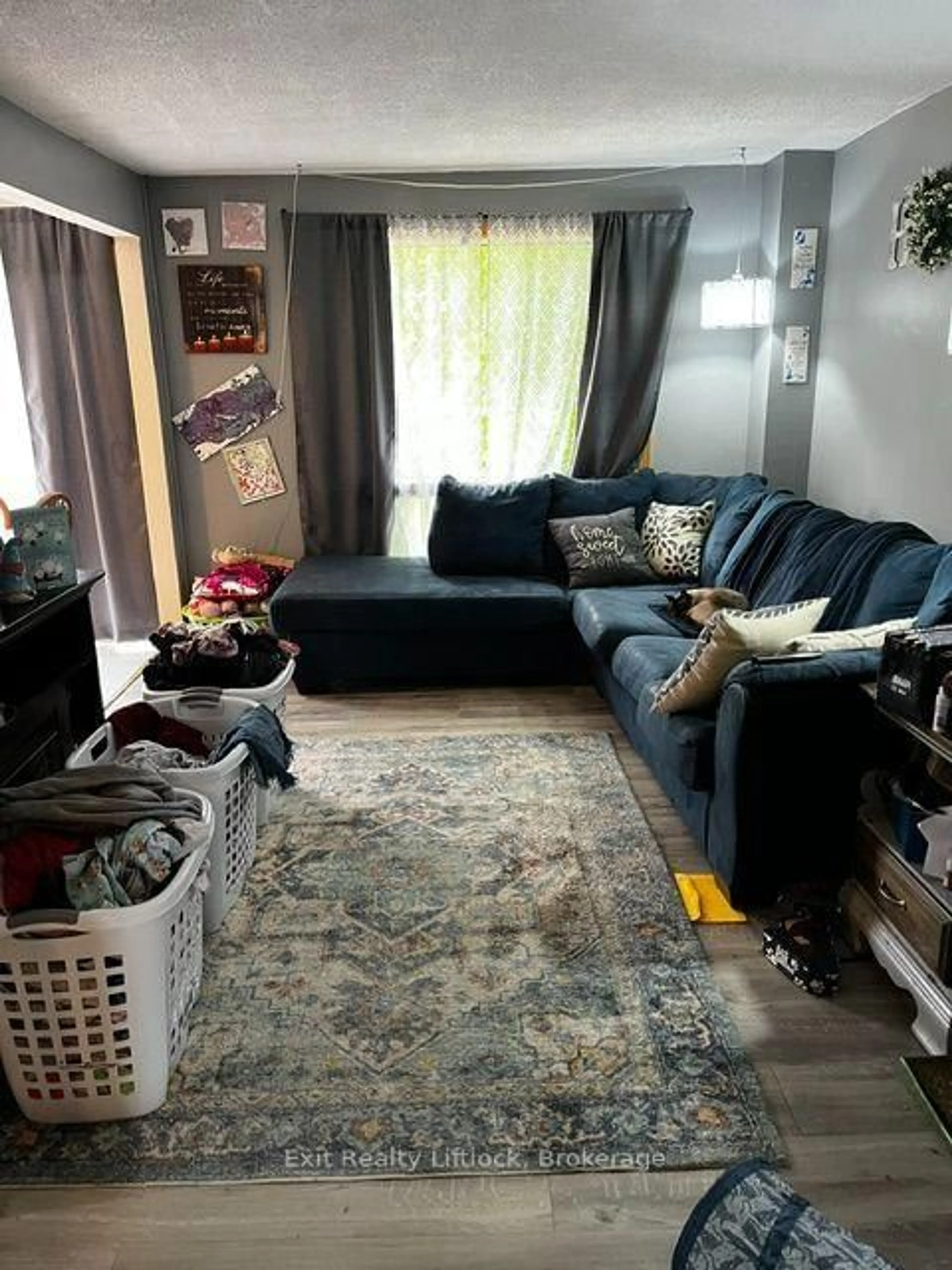 Living room with furniture, unknown for 2131 Walker Ave, Peterborough Ontario K9L 1T6