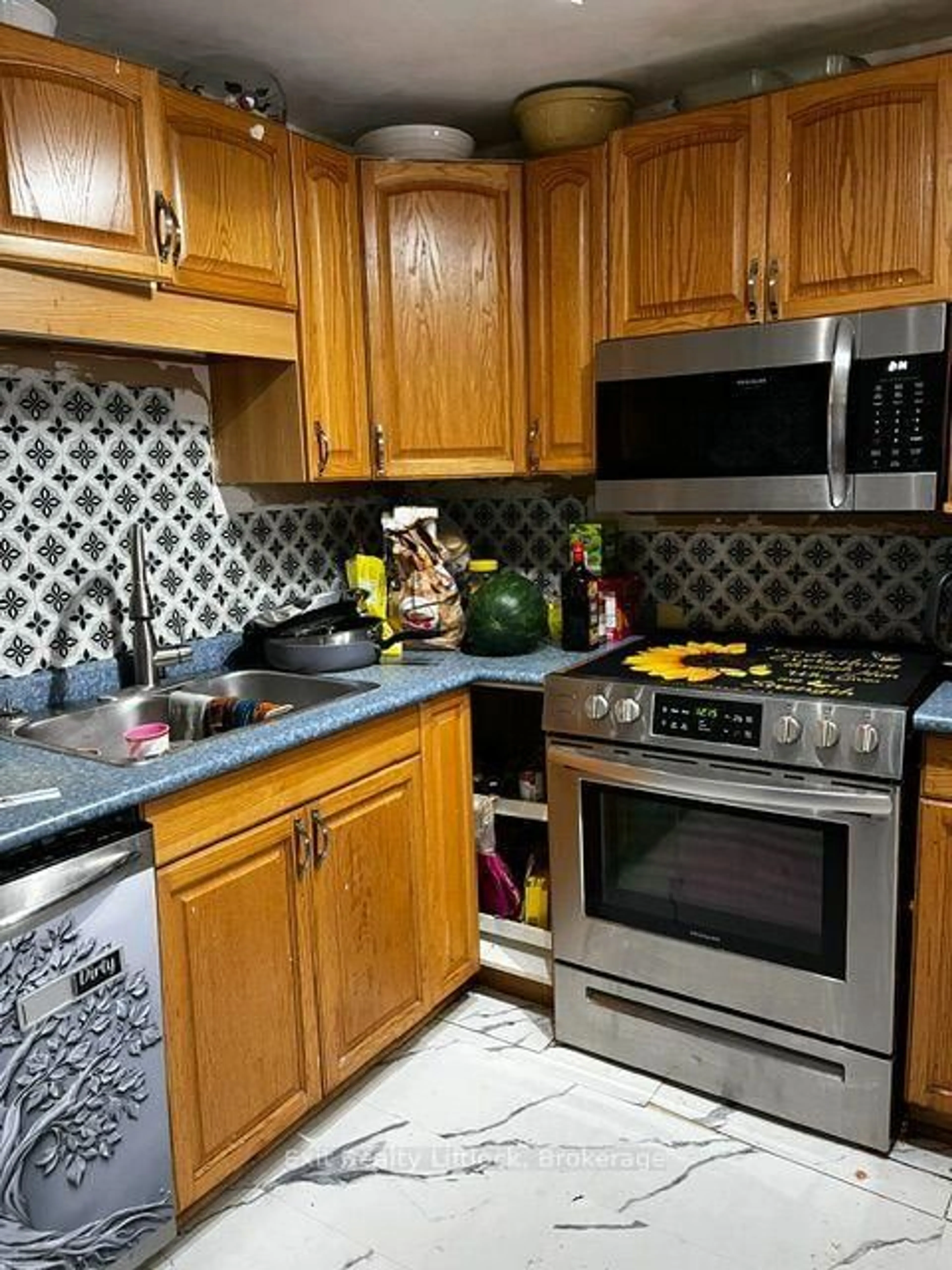 Standard kitchen, ceramic/tile floor for 2131 Walker Ave, Peterborough Ontario K9L 1T6