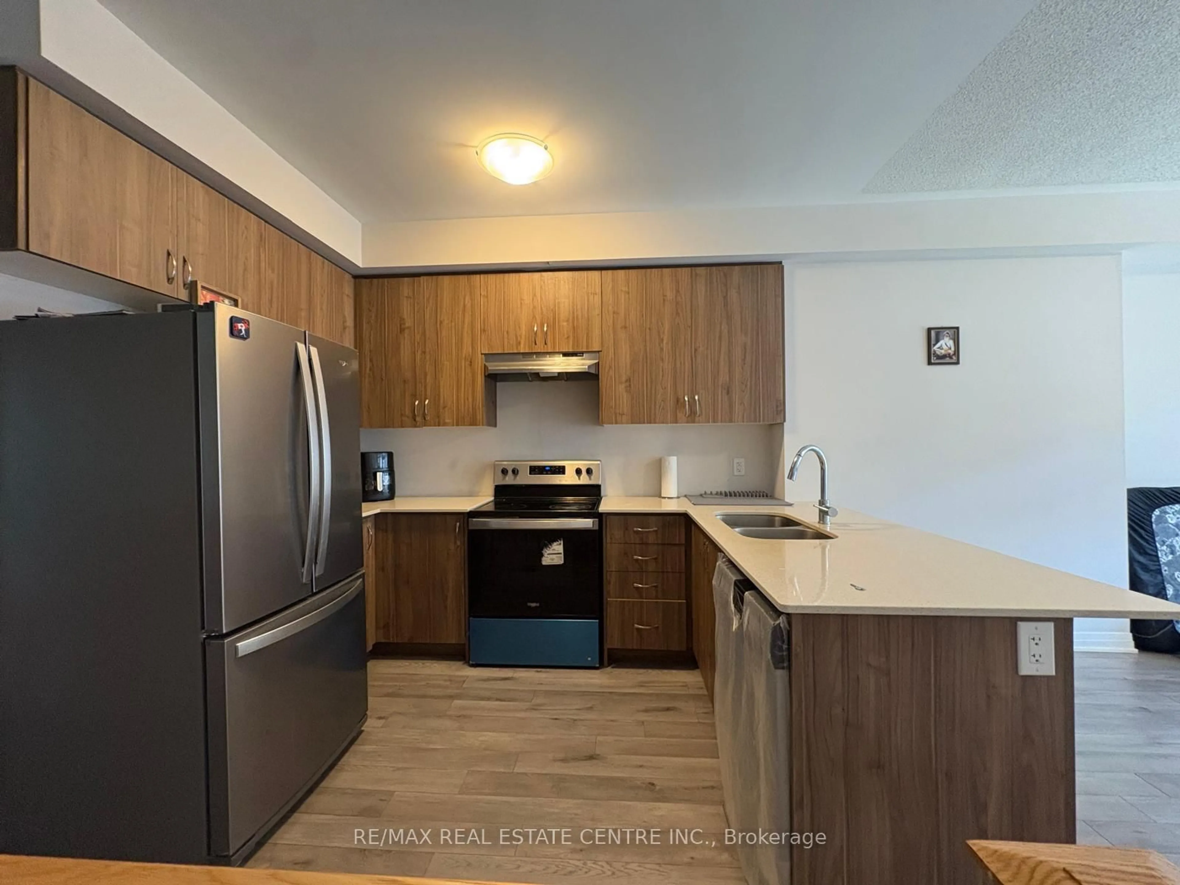 Standard kitchen, unknown for 585 Colborne St #304, Brantford Ontario N3S 3M7