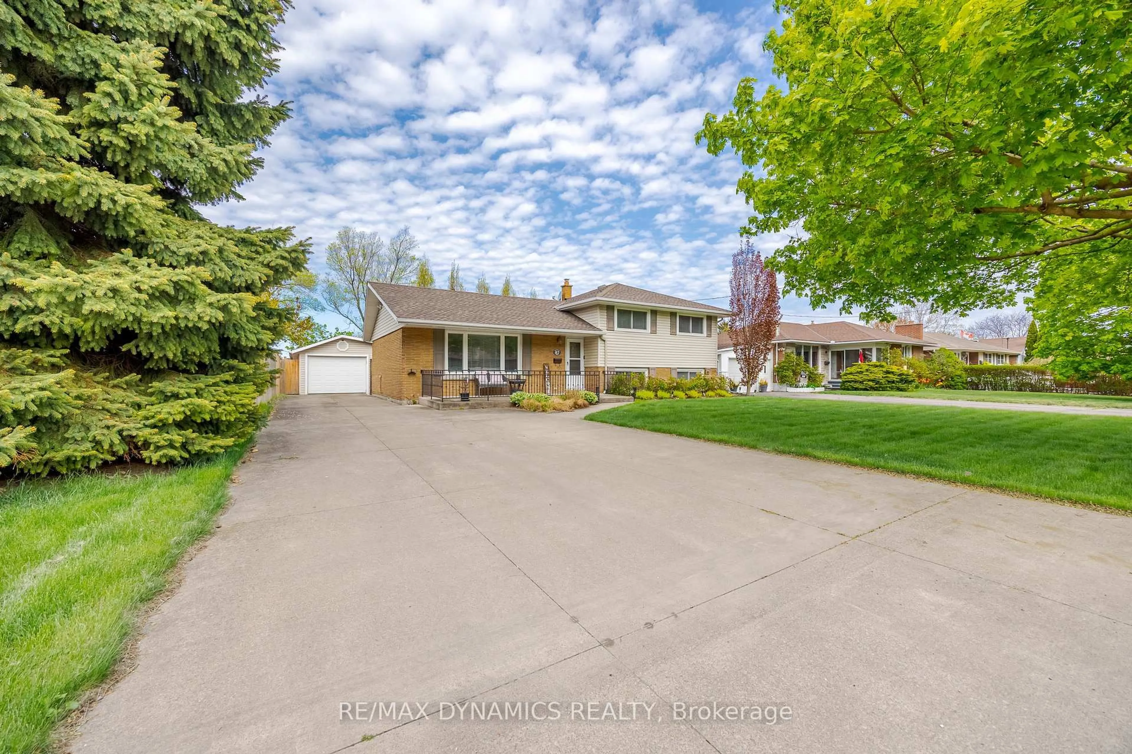 A pic from outside/outdoor area/front of a property/back of a property/a pic from drone, street for 87 Rochelle Dr, St. Catharines Ontario L2M 6Y7