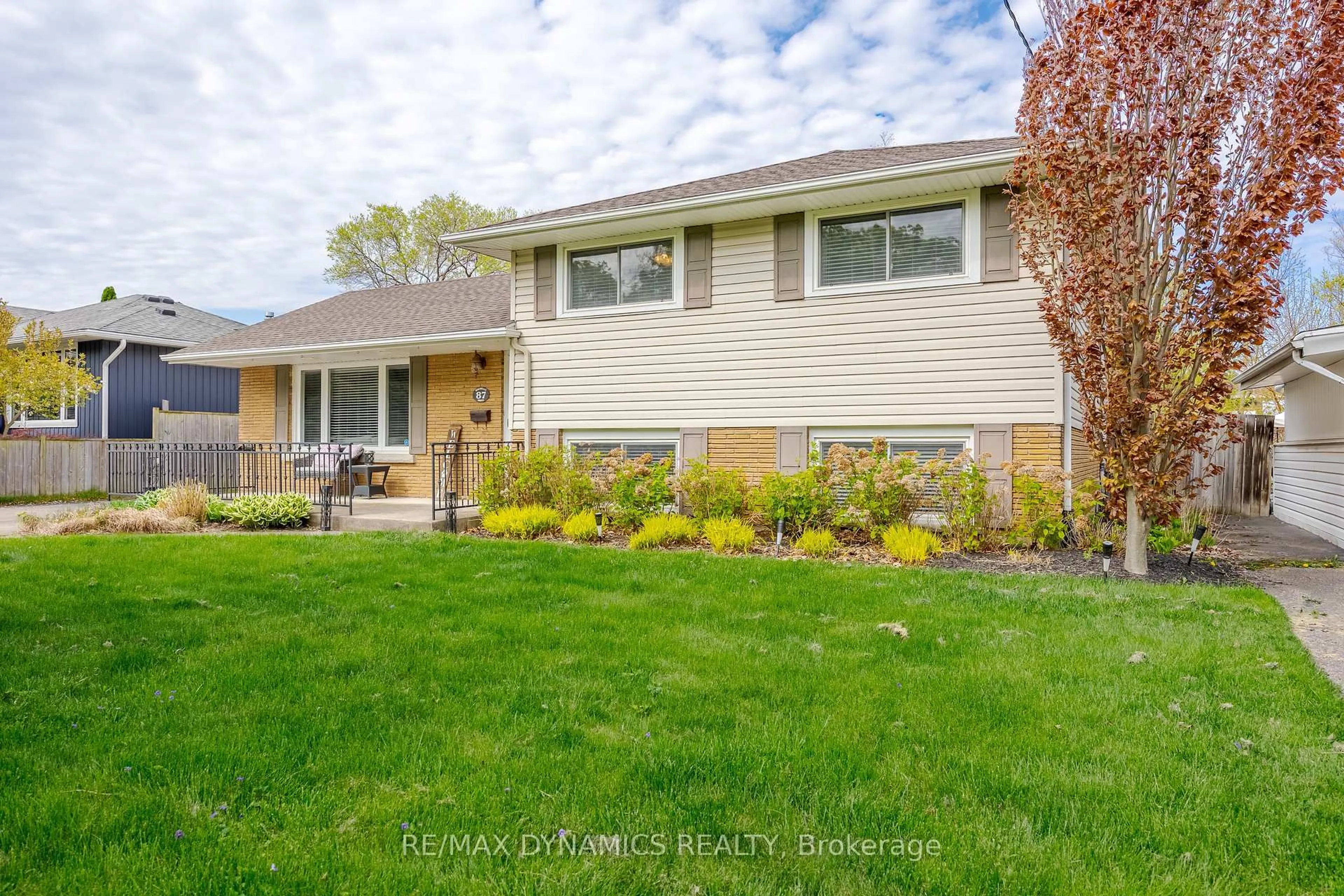 Home with vinyl exterior material, street for 87 Rochelle Dr, St. Catharines Ontario L2M 6Y7
