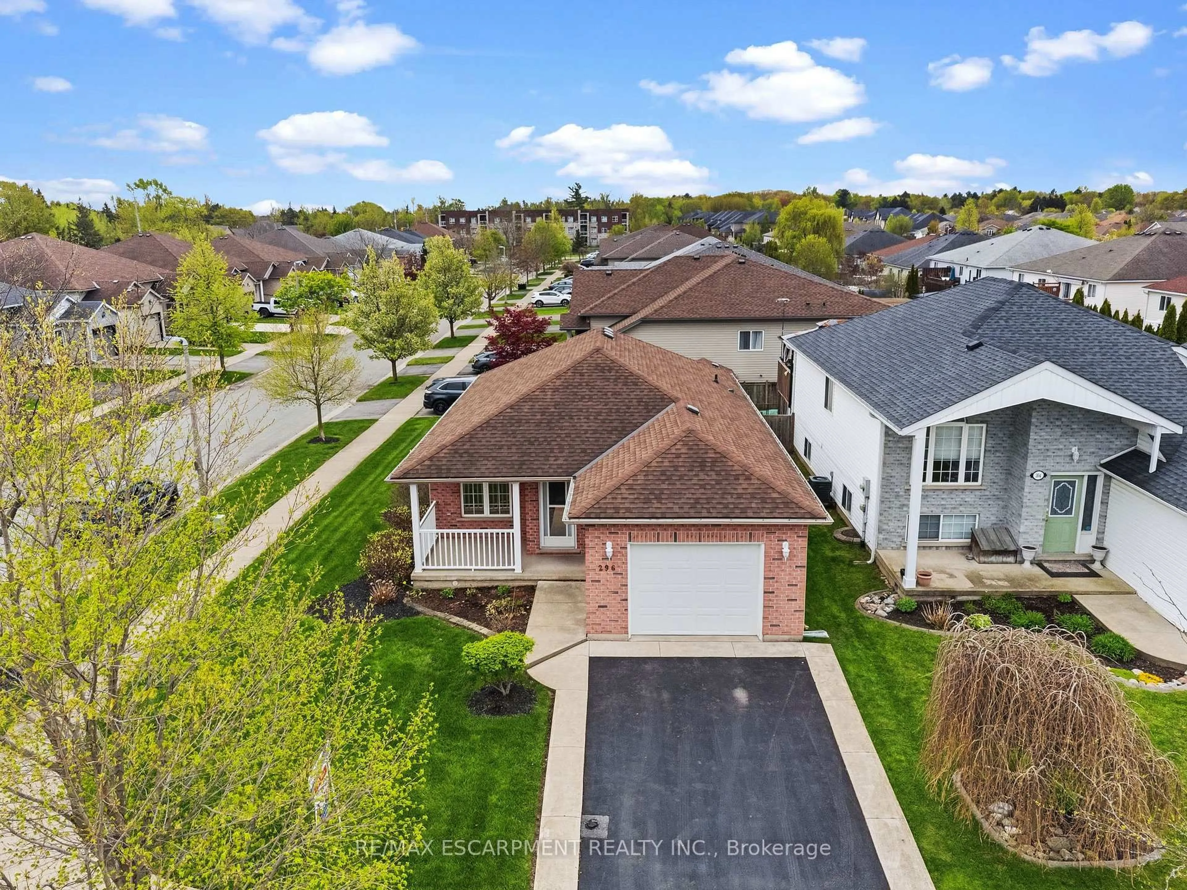 A pic from outside/outdoor area/front of a property/back of a property/a pic from drone, street for 296 Autumn Cres, Welland Ontario L3C 7K1