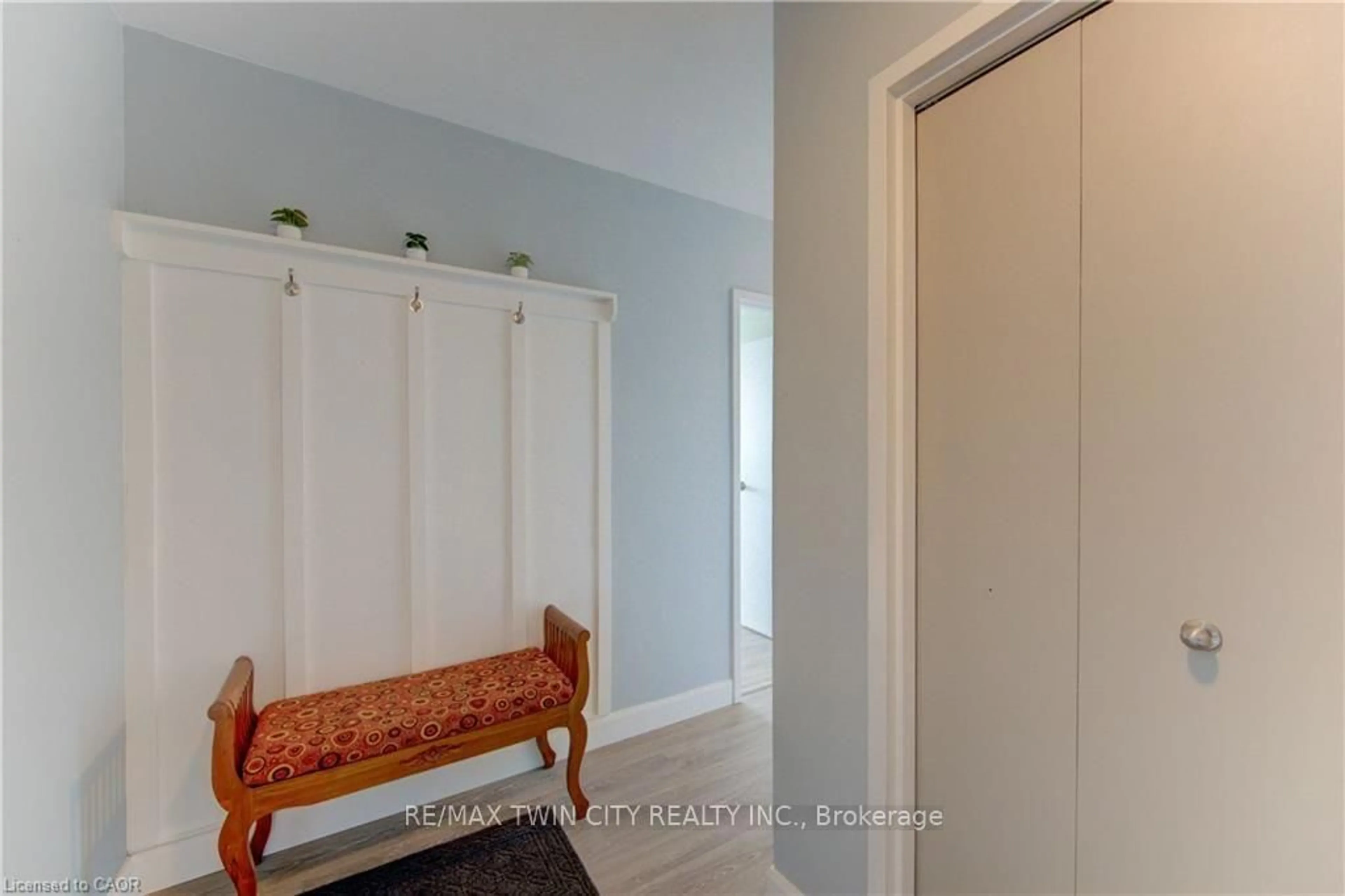 Indoor entryway for 24 MIDLAND Dr #403, Kitchener Ontario N2A 2A8