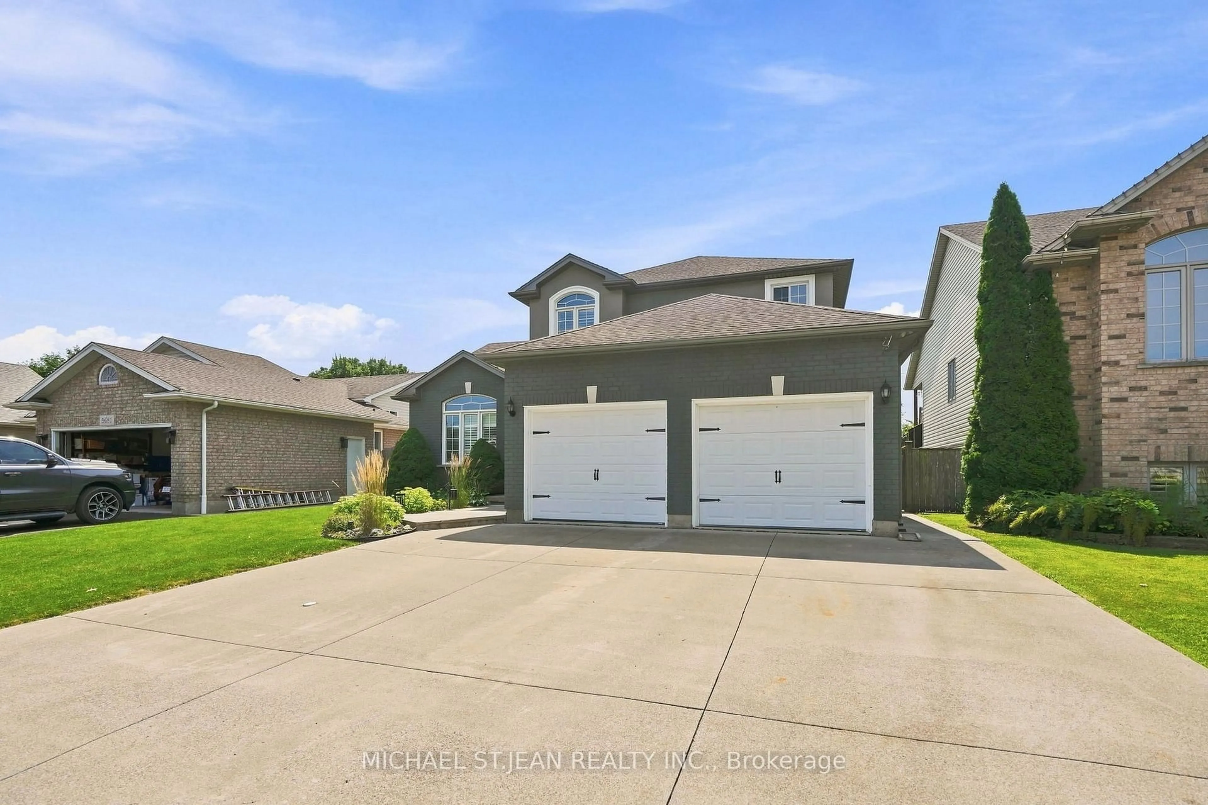 Indoor garage for 3690 Weinbrenner Rd, Niagara Falls Ontario L2G 7Y3