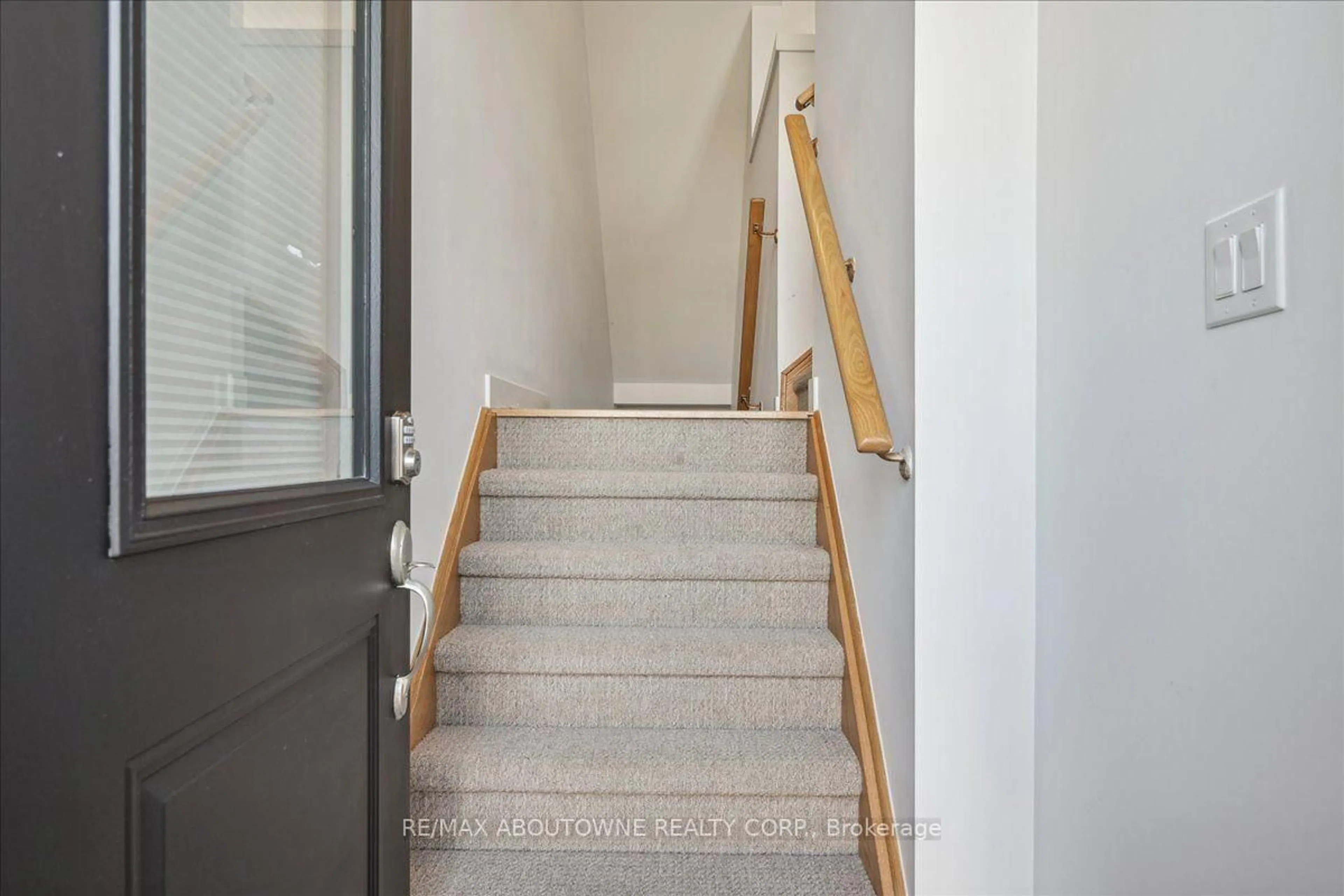 Stairs for 590 North Service Rd #31, Hamilton Ontario L8E 0K5