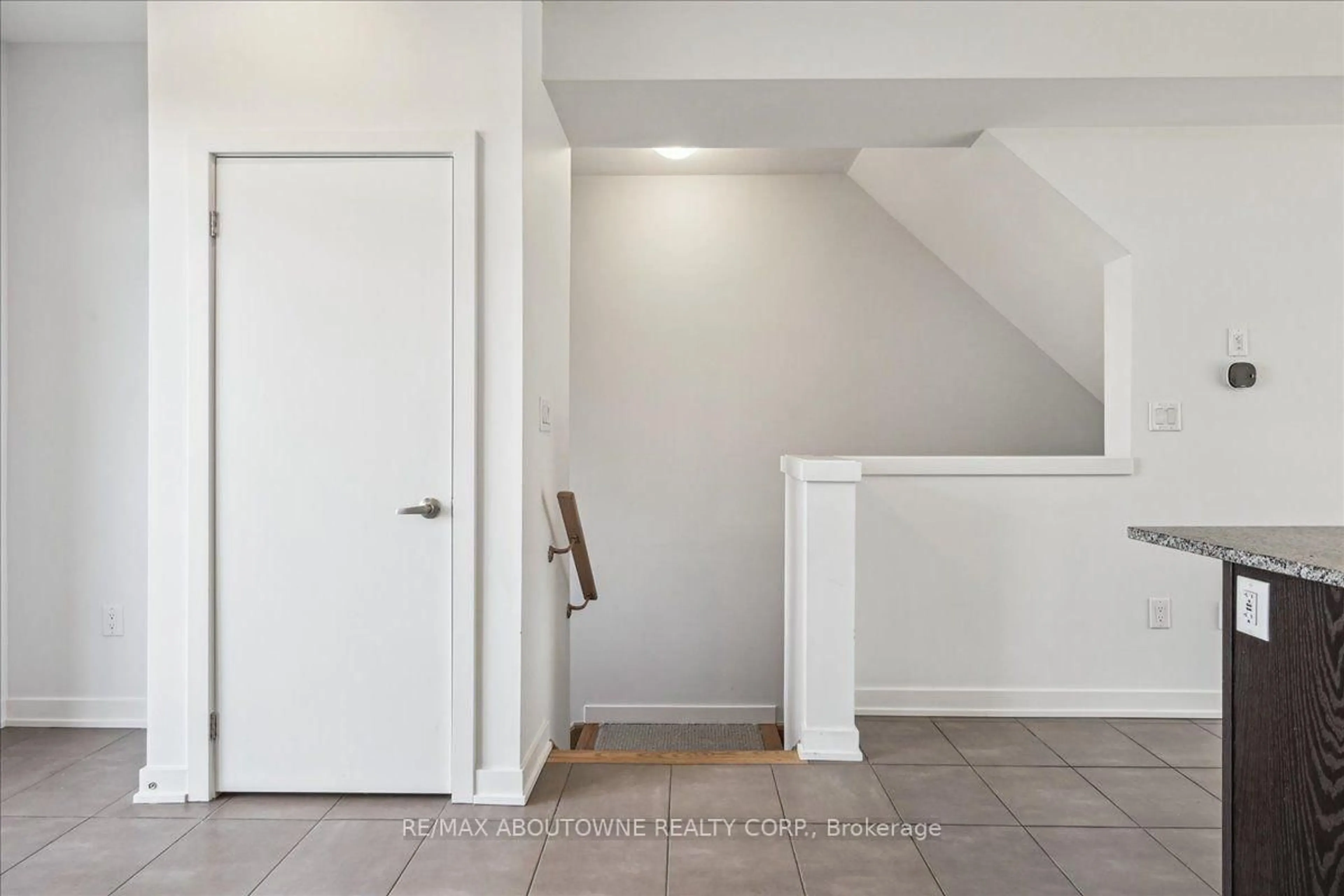 Indoor entryway for 590 North Service Rd #31, Hamilton Ontario L8E 0K5