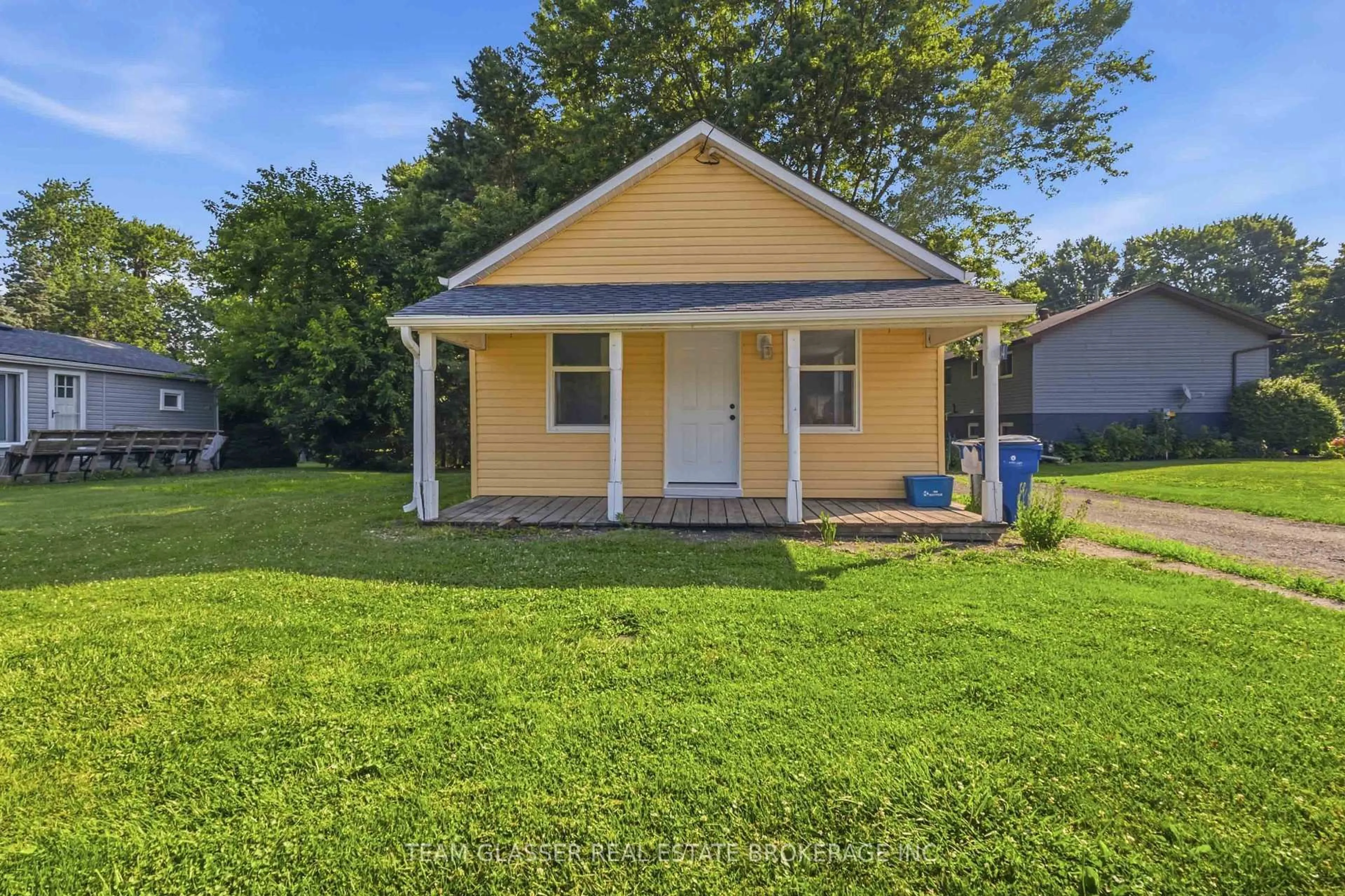 Home with vinyl exterior material, street for 34 BROADWAY St, Newbury Ontario N0L 1Z0