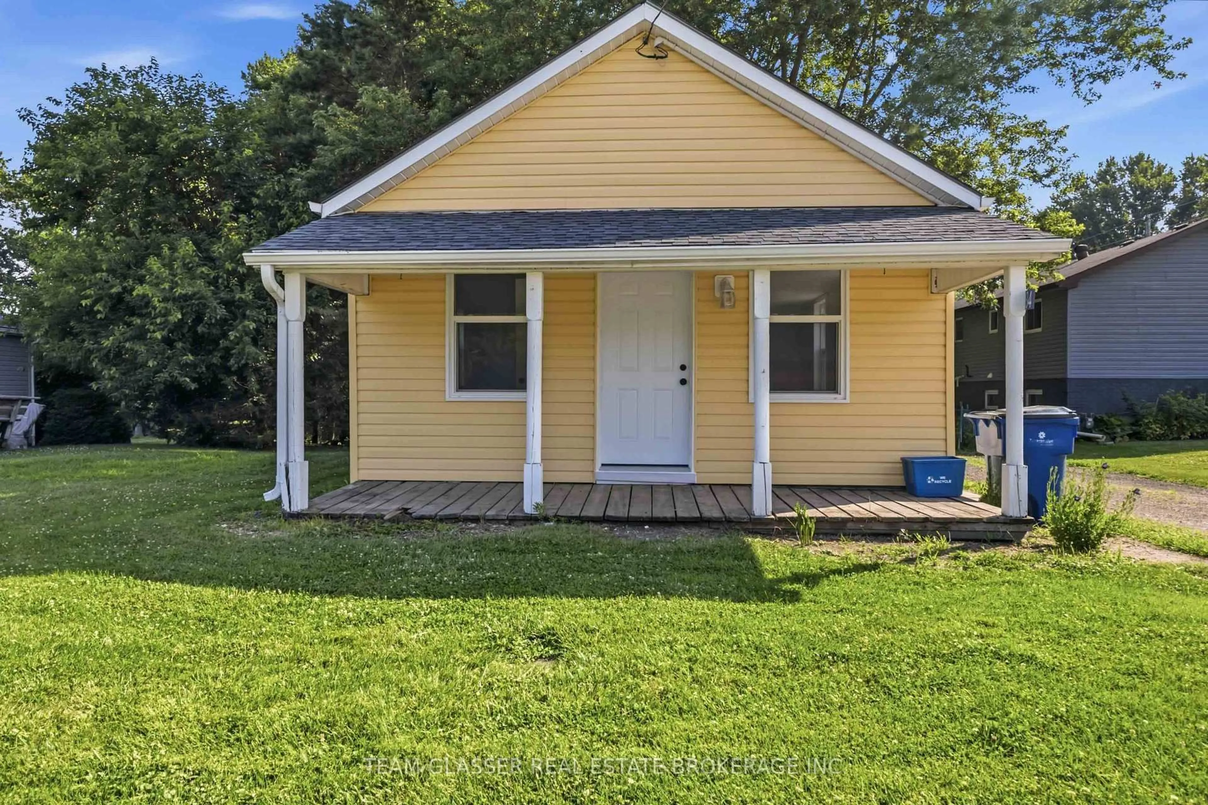 Home with vinyl exterior material, street for 34 BROADWAY St, Newbury Ontario N0L 1Z0