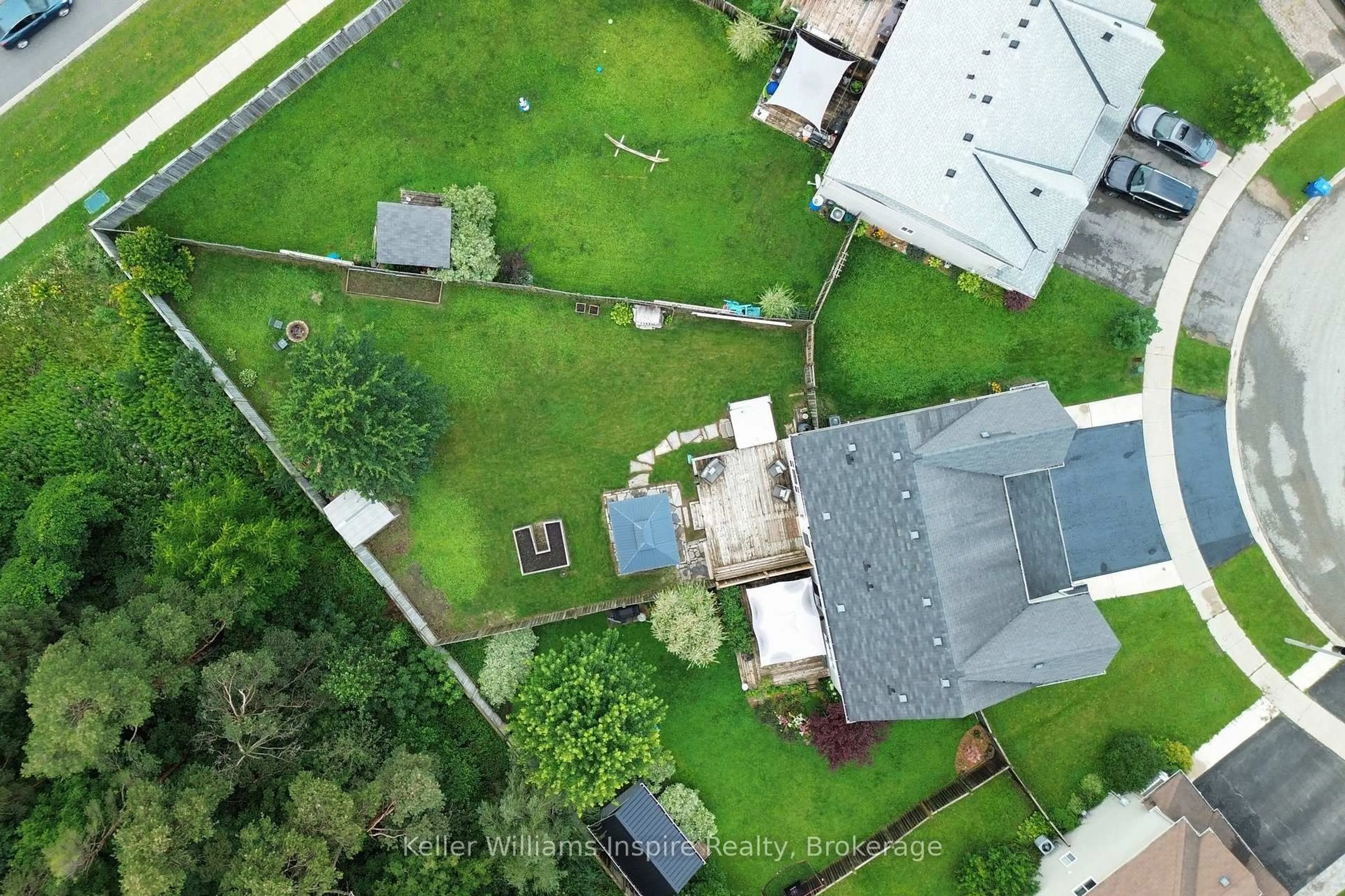 A pic from outside/outdoor area/front of a property/back of a property/a pic from drone, street for 352 Orvis Cres, Shelburne Ontario L0N 1S2