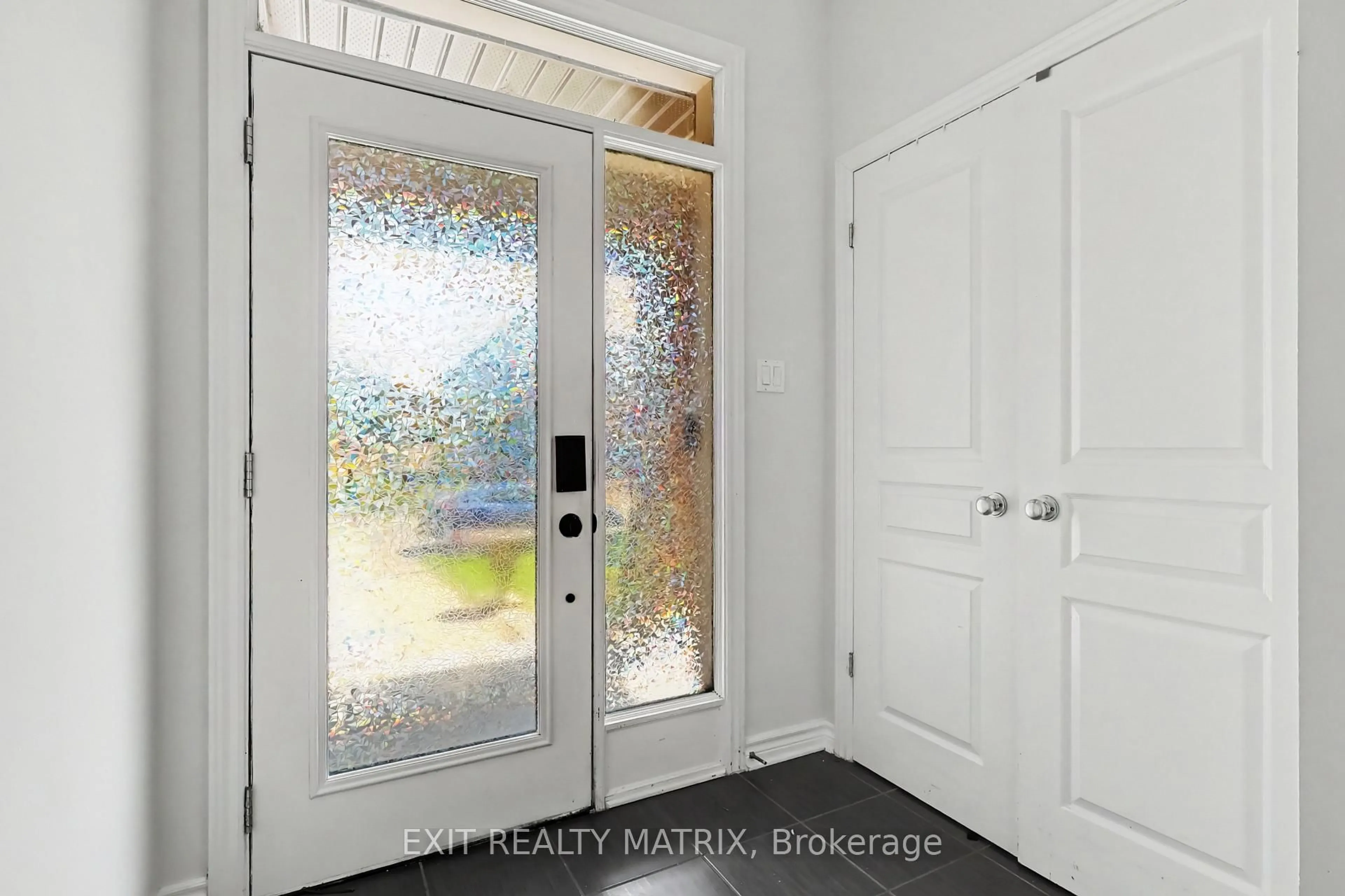 Indoor entryway for 749 Morningstar Way, Ottawa Ontario K1W 0G6