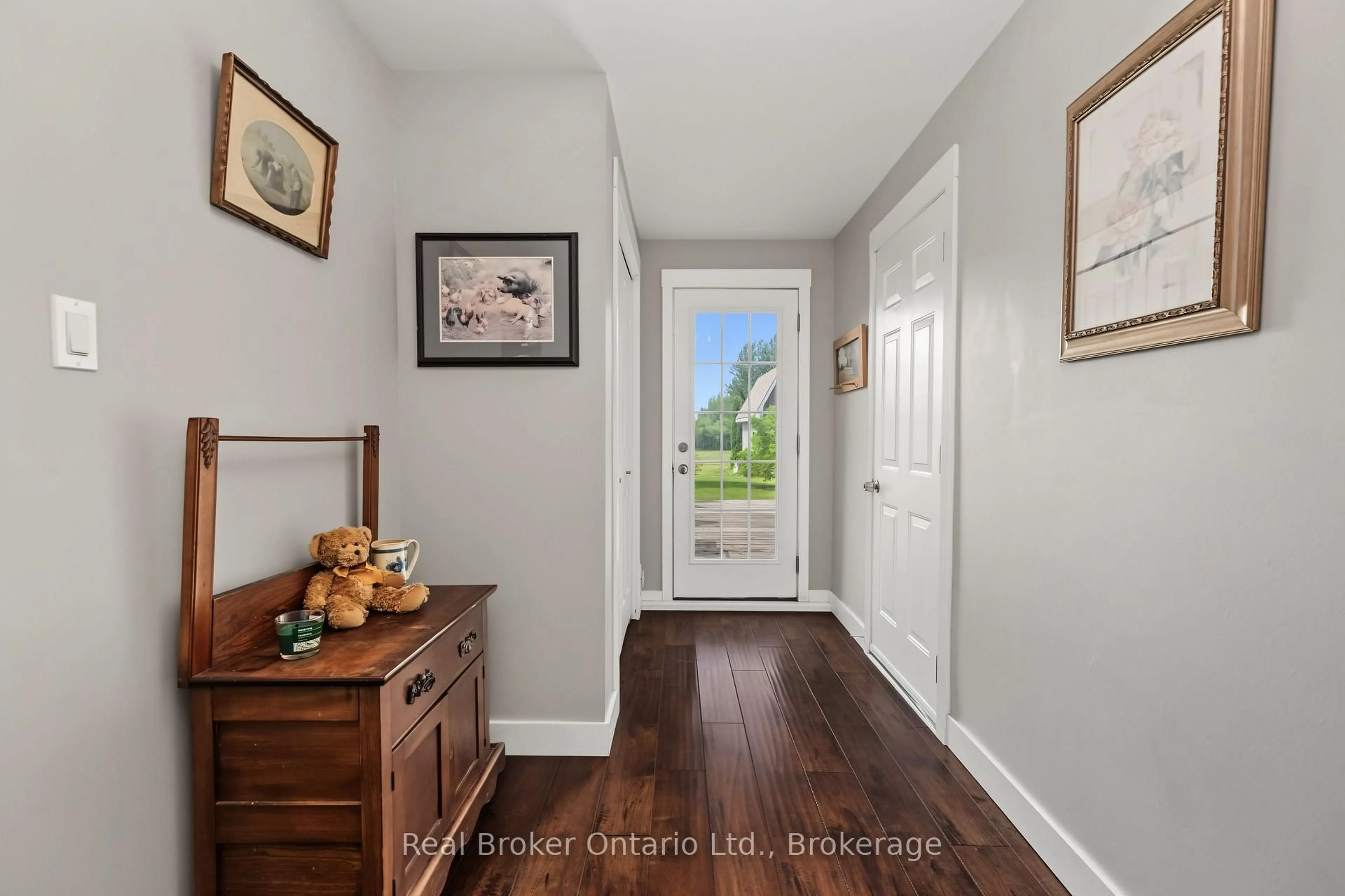 Indoor entryway for 115 Carlisle St, Saugeen Shores Ontario N0H 2L0