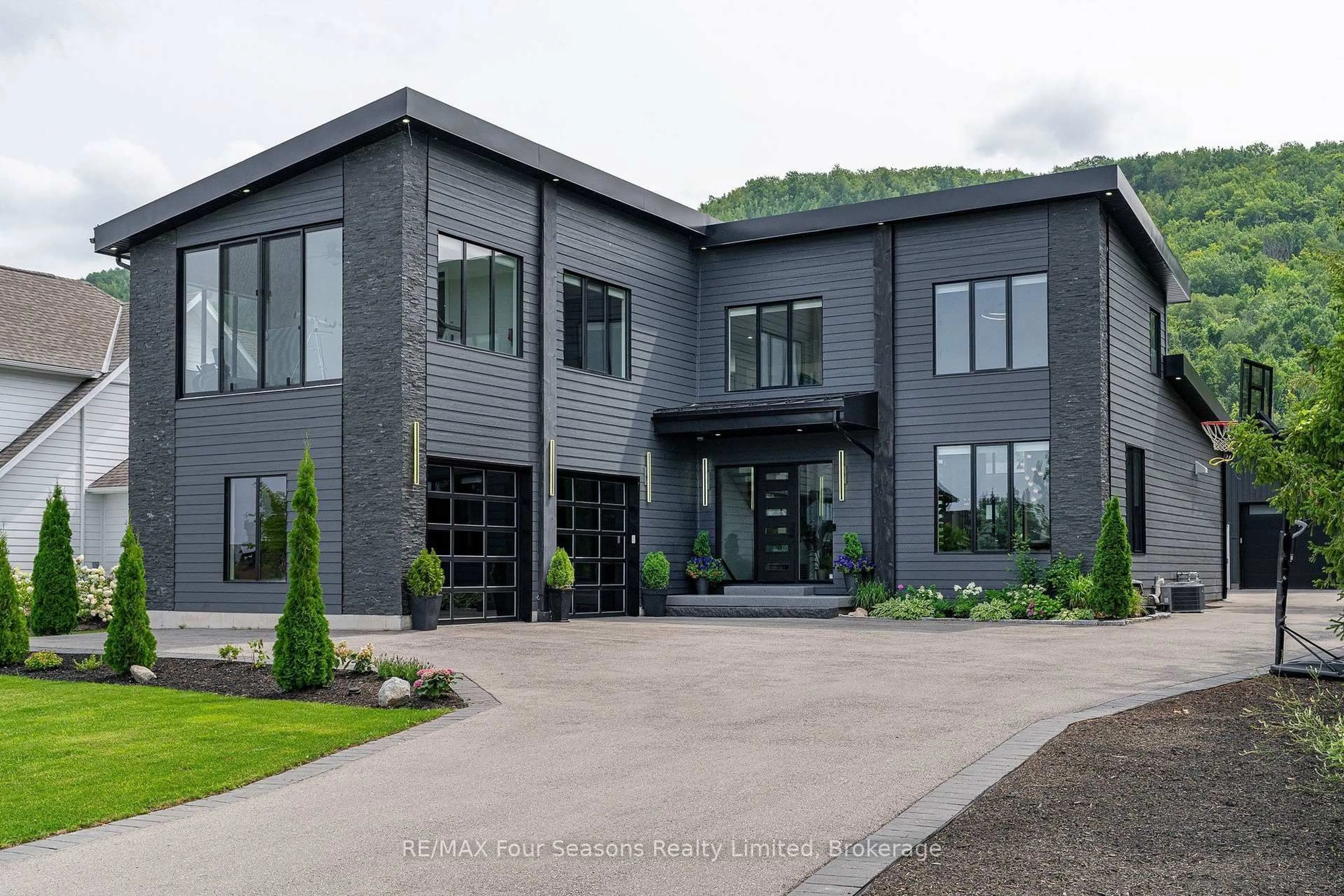 Home with brick exterior material, mountain view for 118 Barton Blvd, Blue Mountains Ontario N0H 1J0