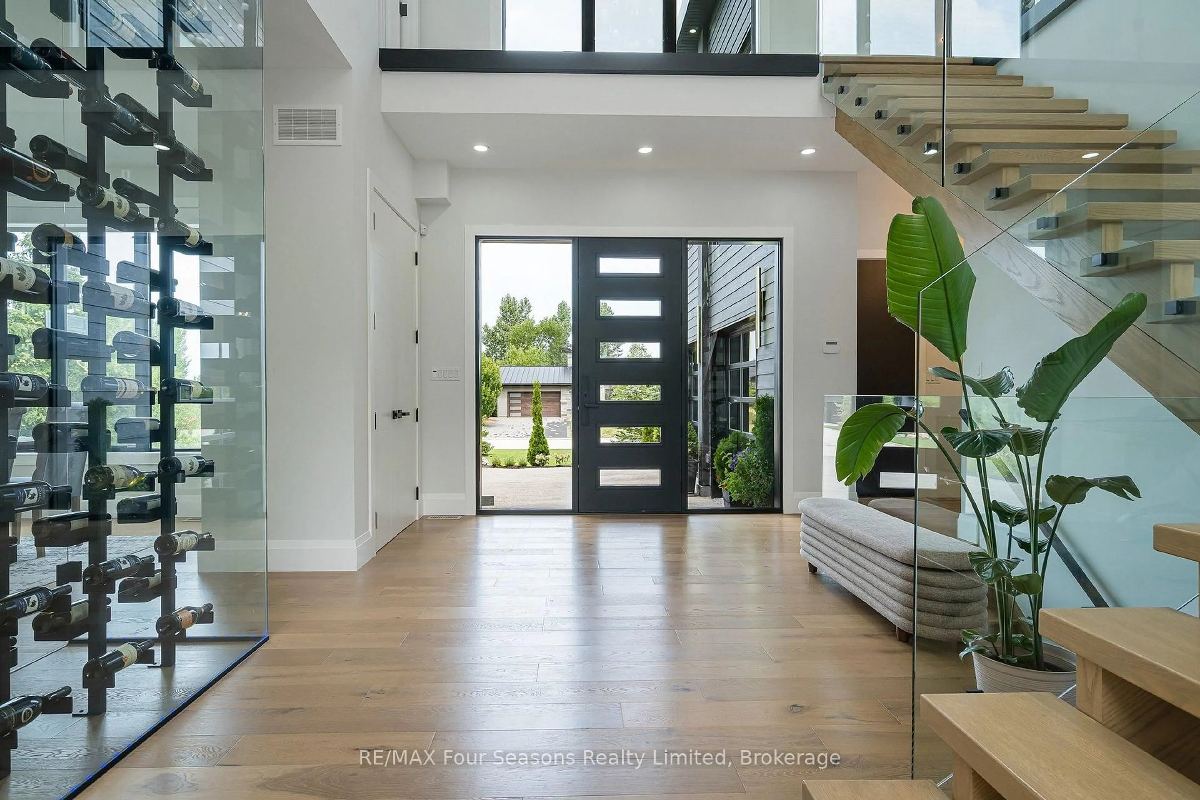 Indoor entryway for 118 Barton Blvd, Blue Mountains Ontario N0H 1J0