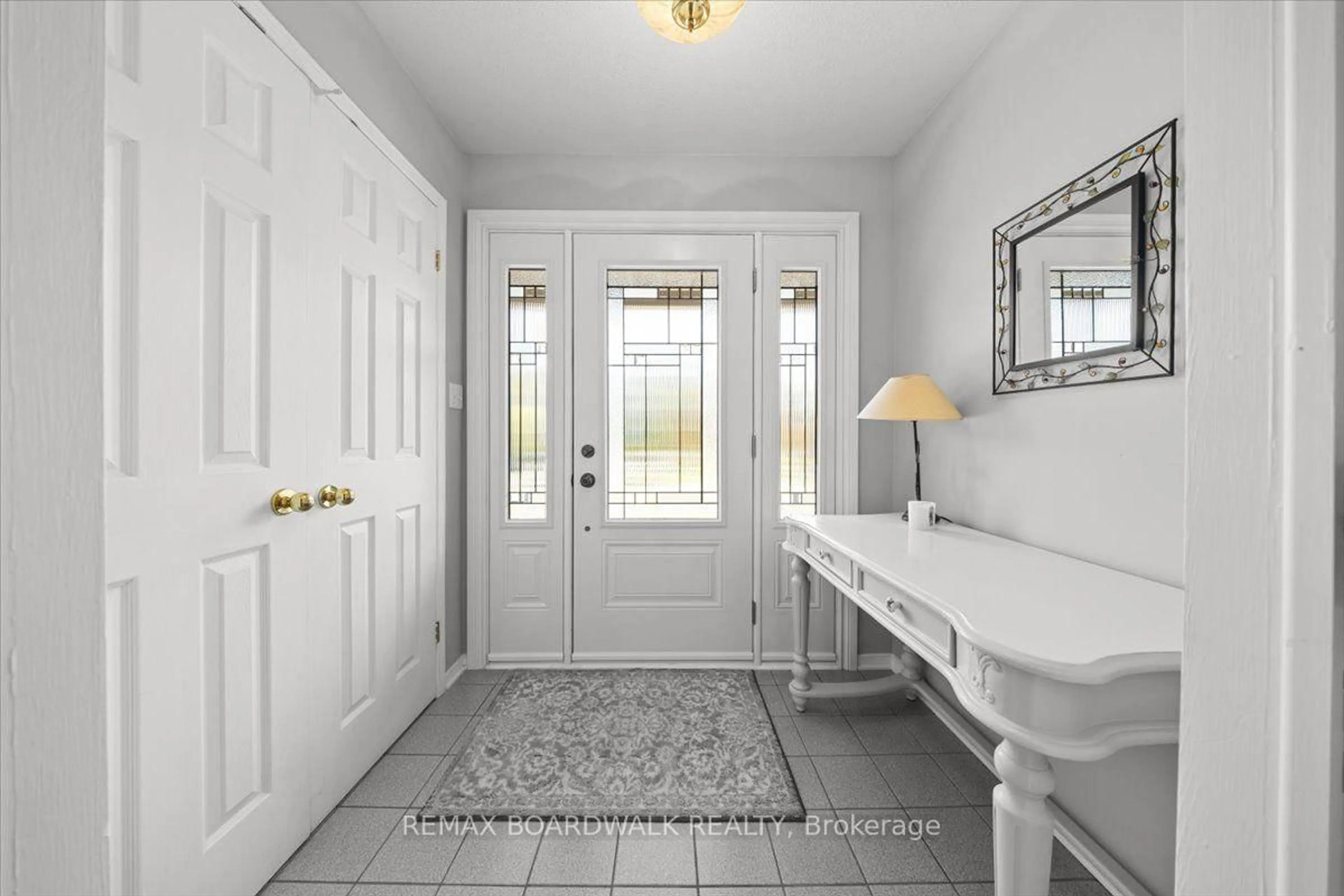 Indoor entryway for 17 Shipley Cres, Ottawa Ontario K2S 1R2