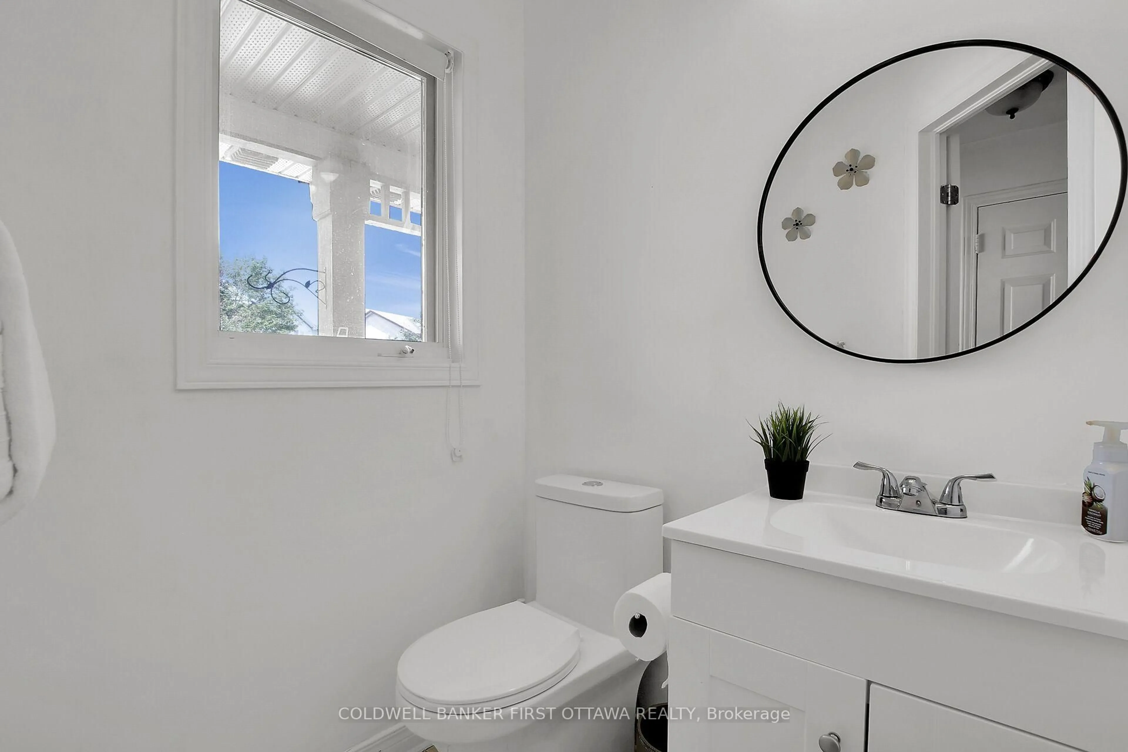 Standard bathroom, ceramic/tile floor for 24 Crampton Dr, Carleton Place Ontario K7C 4P7