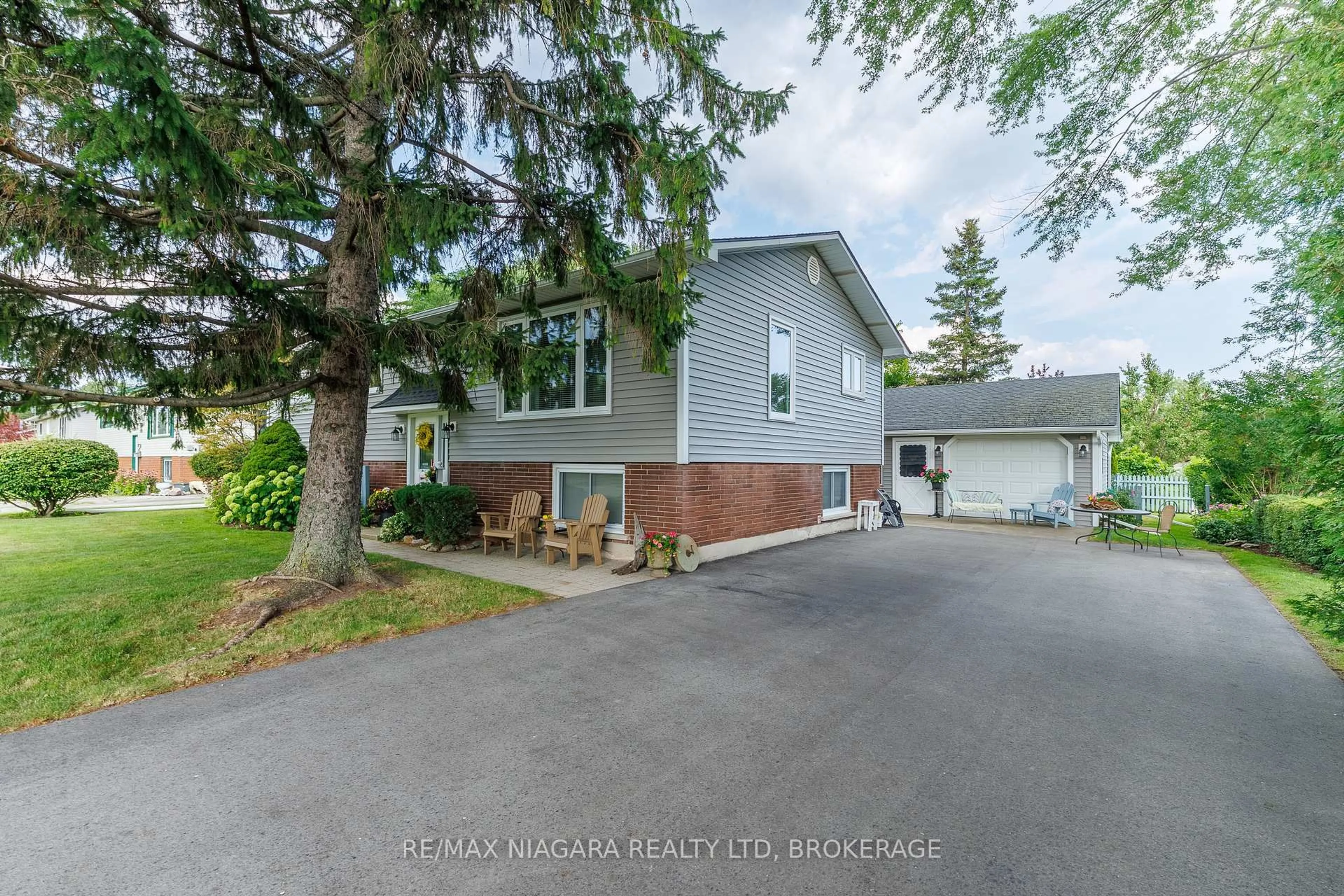 A pic from outside/outdoor area/front of a property/back of a property/a pic from drone, street for 924 Daytona Dr, Fort Erie Ontario L2A 4Z8
