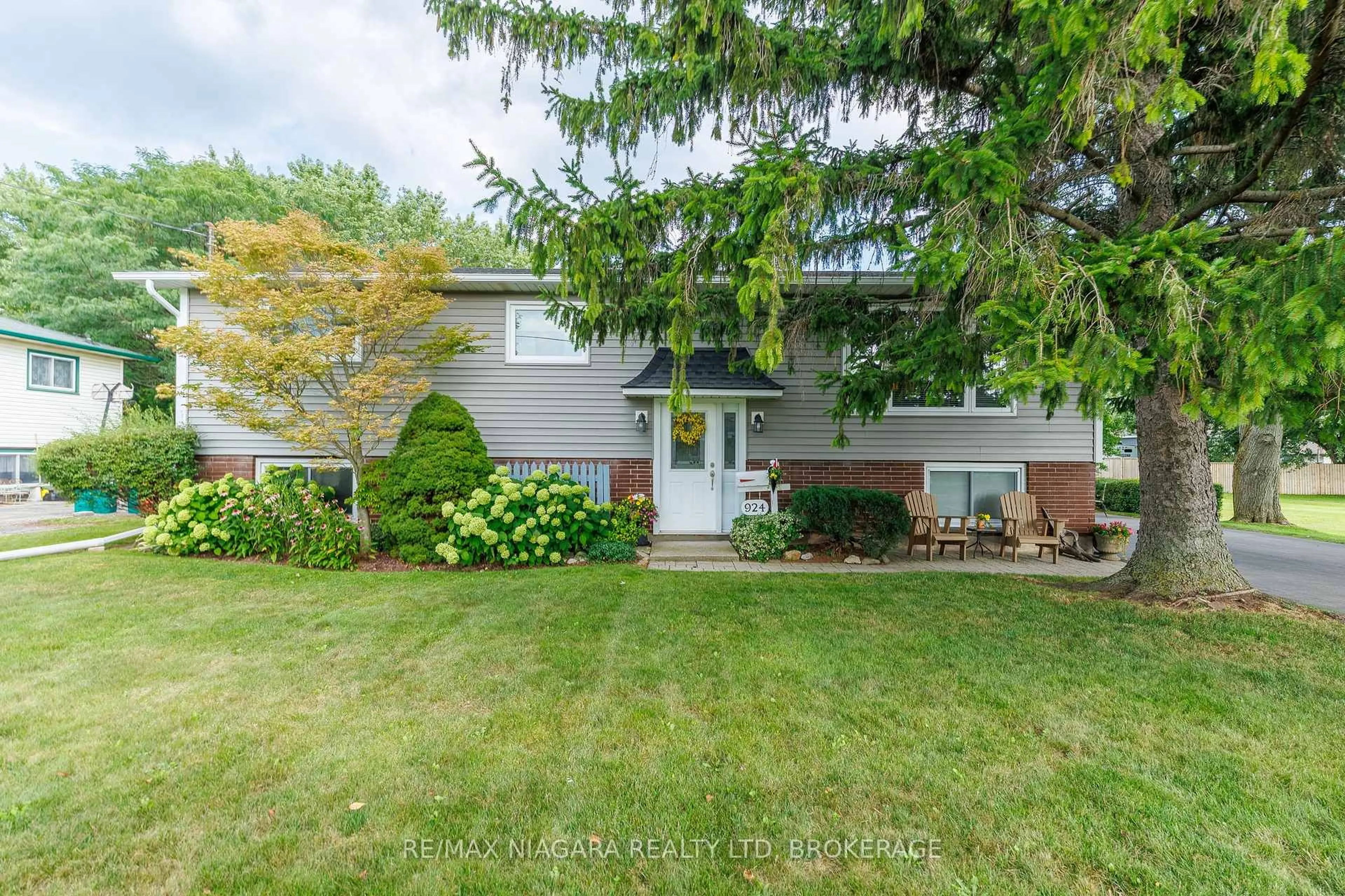 Home with vinyl exterior material, street for 924 Daytona Dr, Fort Erie Ontario L2A 4Z8