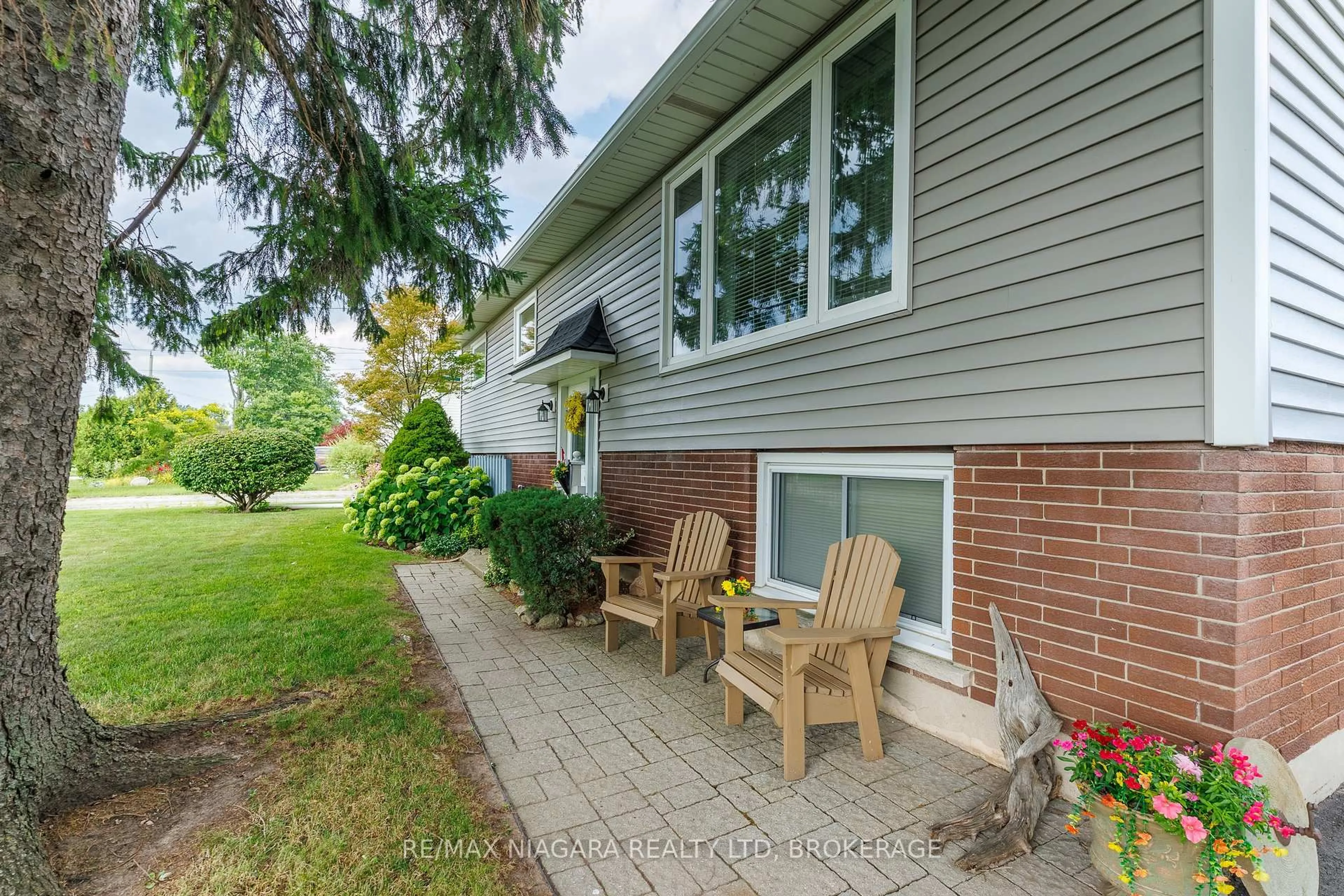 Patio, street for 924 Daytona Dr, Fort Erie Ontario L2A 4Z8