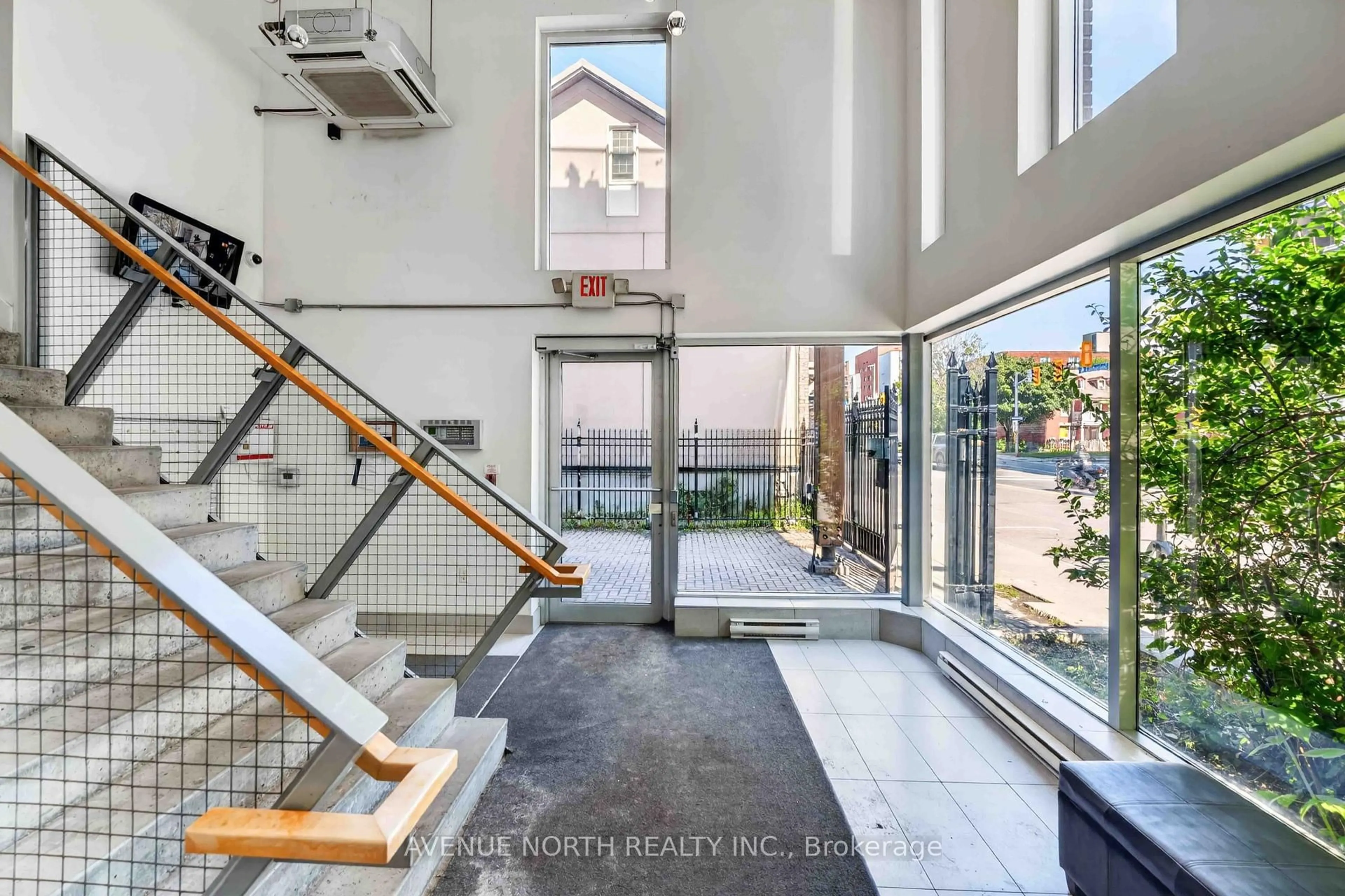 Indoor foyer for 360 Cumberland St #201, Ottawa Ontario K1N 0B1
