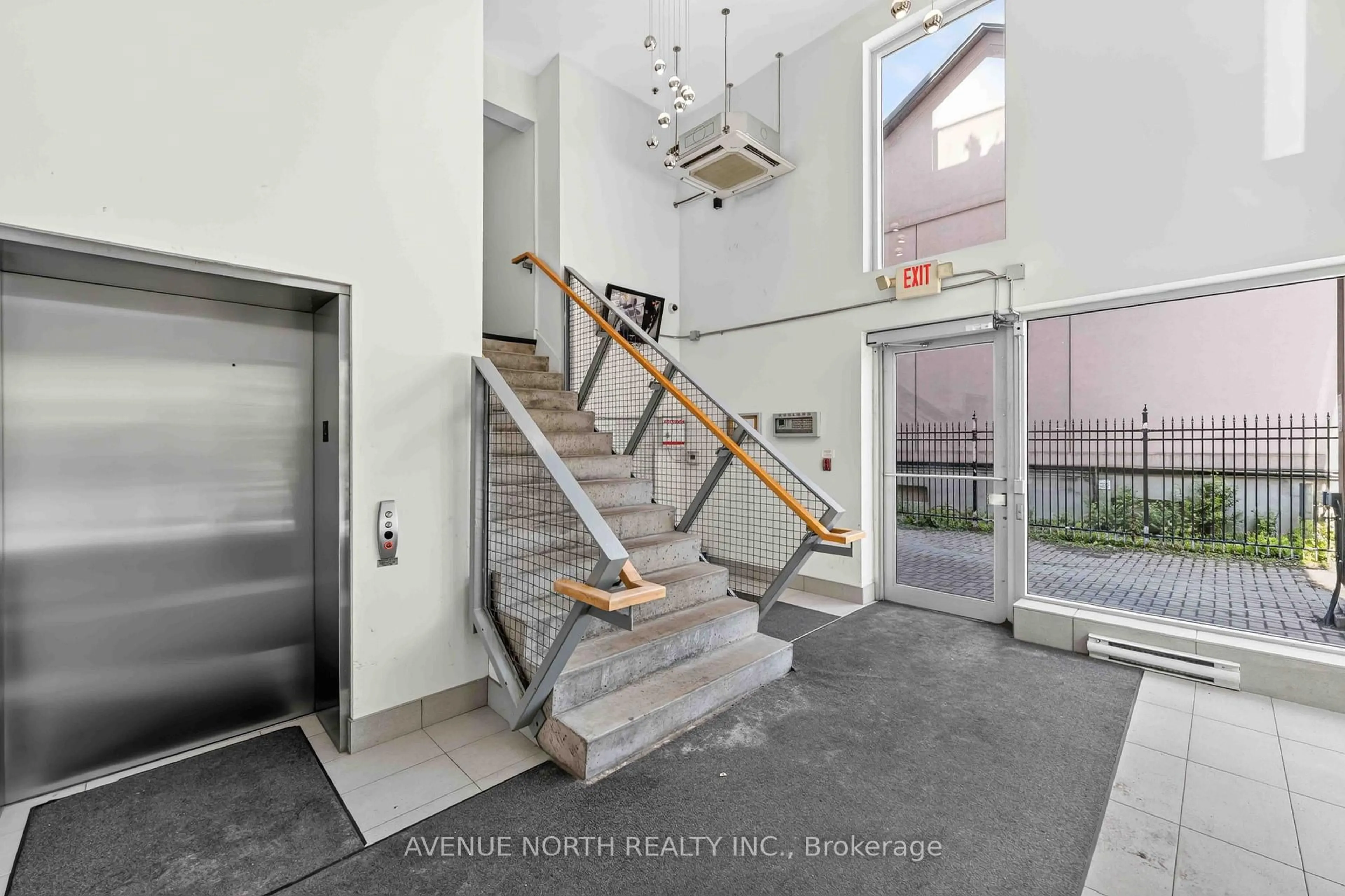 Indoor foyer for 360 Cumberland St #201, Ottawa Ontario K1N 0B1