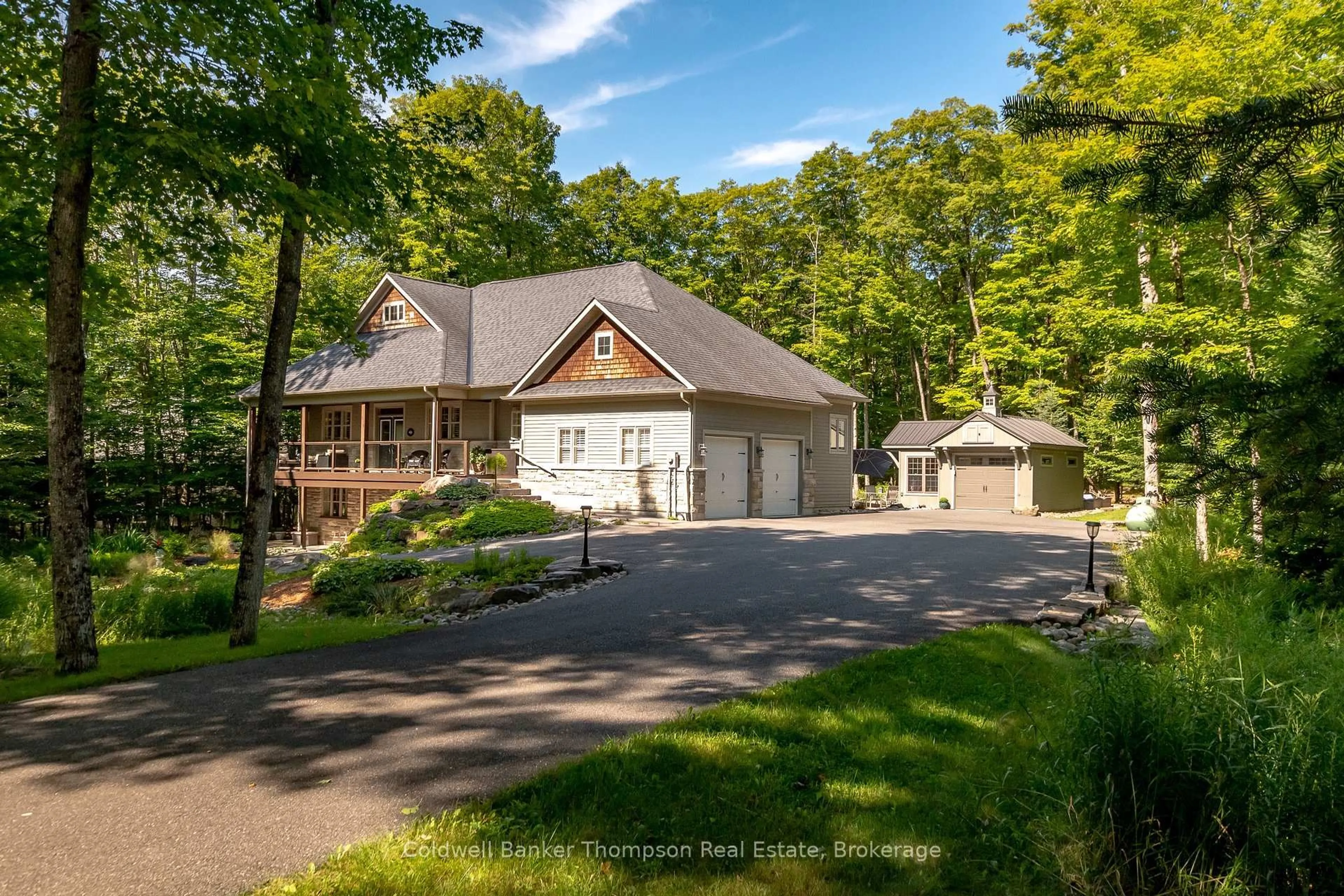A pic from outside/outdoor area/front of a property/back of a property/a pic from drone, unknown for 38 Royal Oak Cres, Huntsville Ontario P1H 0A8