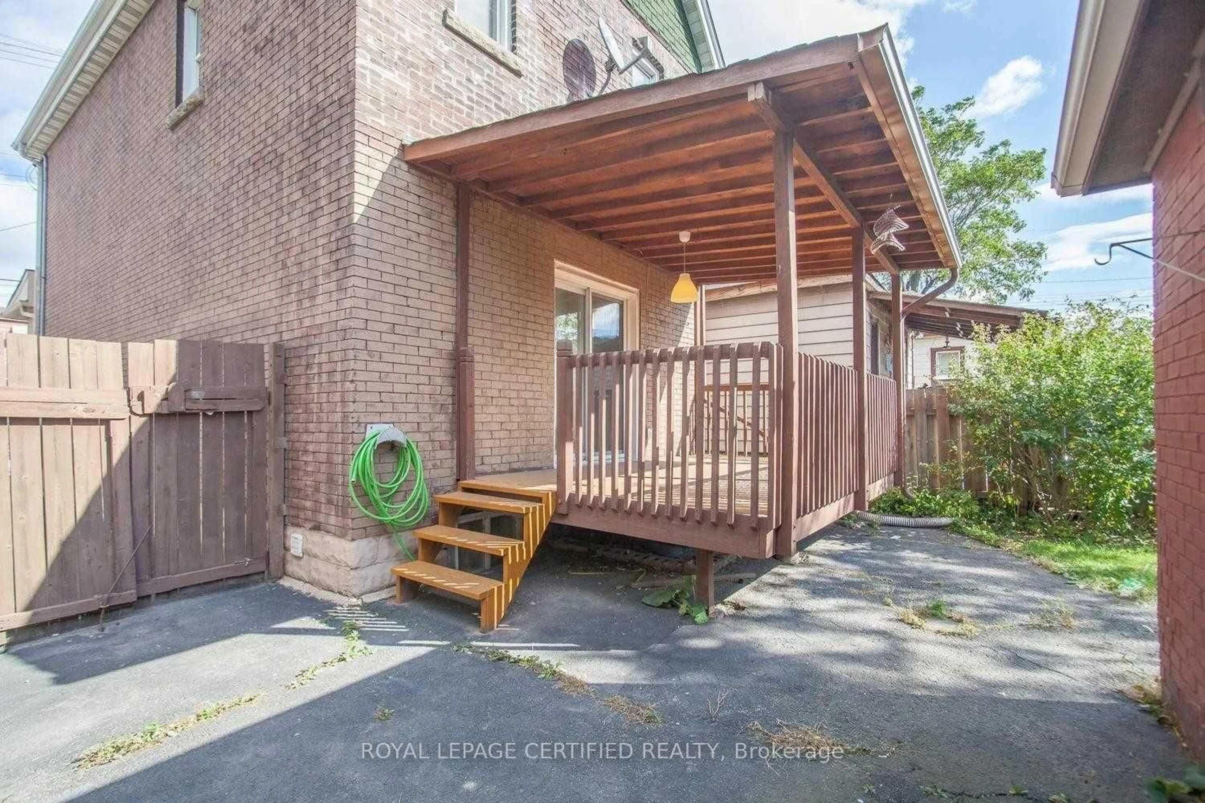 Patio, street for 116 Beach Rd, Hamilton Ontario L8L 3Z9