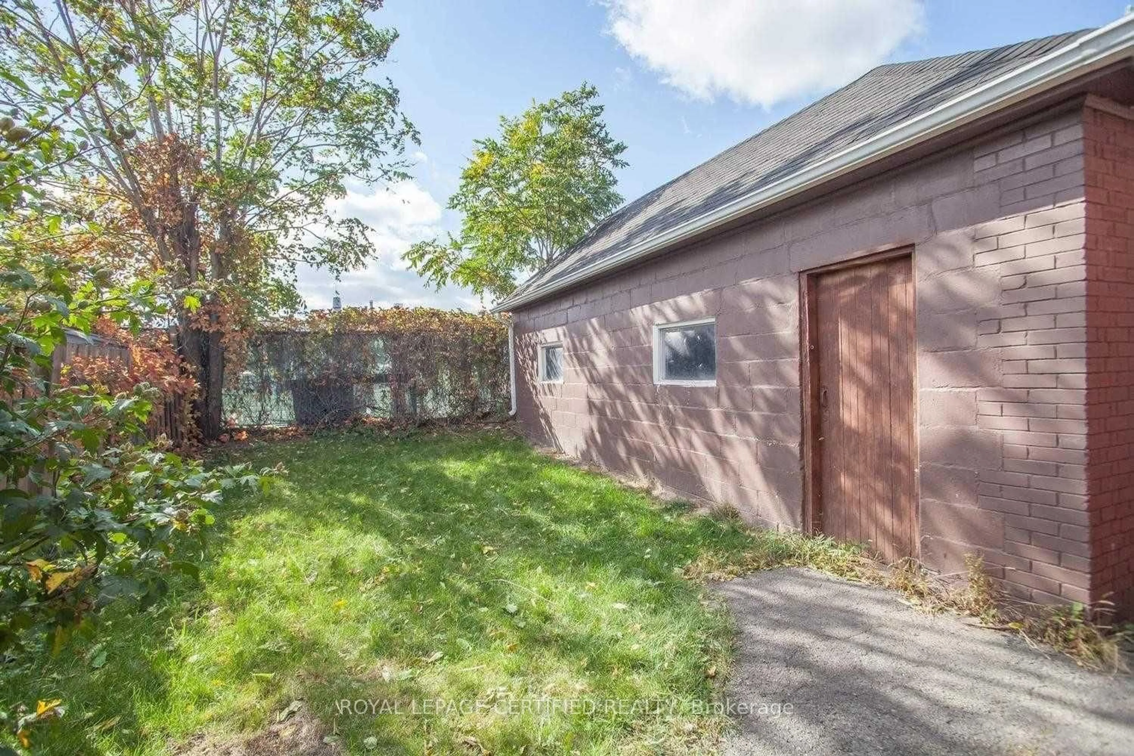 Shed for 116 Beach Rd, Hamilton Ontario L8L 3Z9
