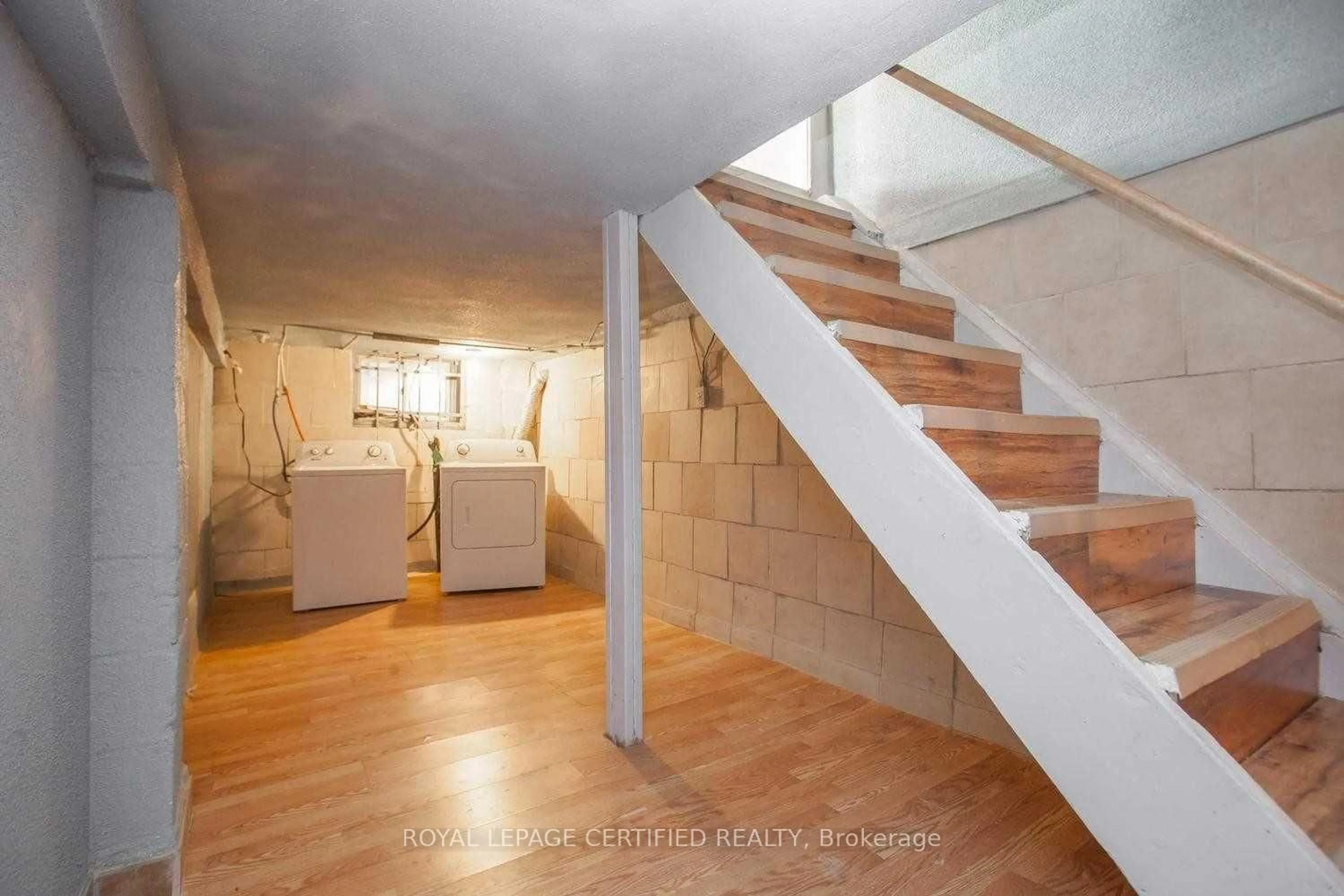 Stairs for 116 Beach Rd, Hamilton Ontario L8L 3Z9