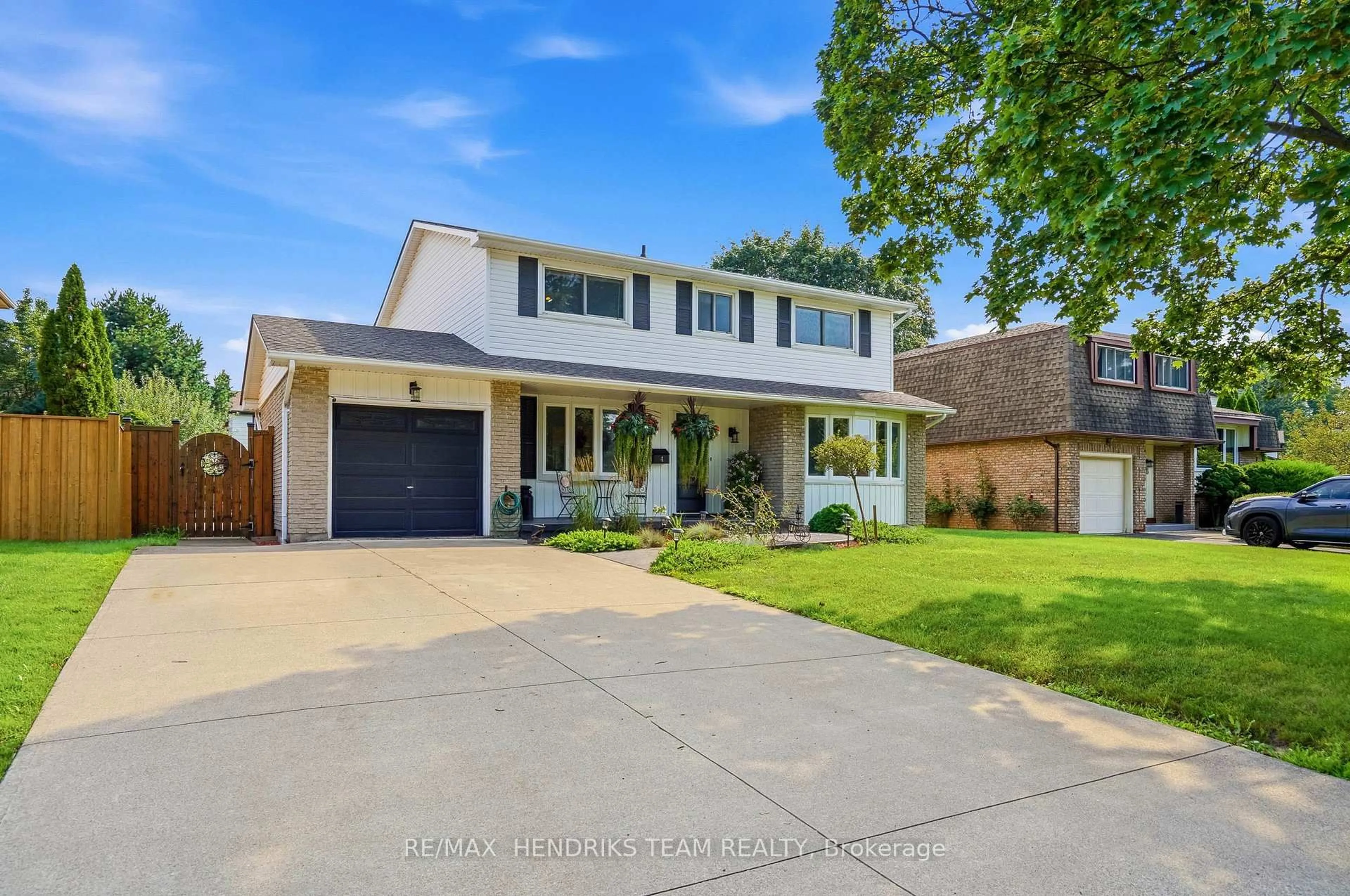 Home with vinyl exterior material, street for 4 Royal Orchard Cres, St. Catharines Ontario L2N 4E9