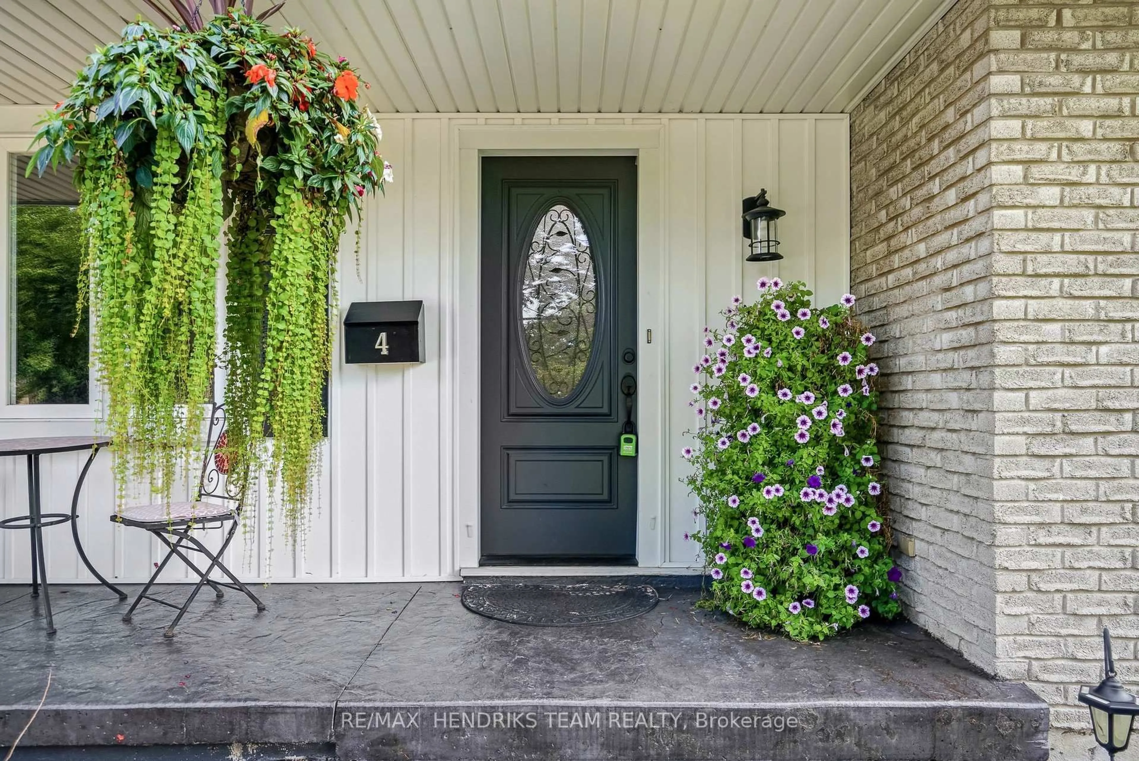 Indoor entryway for 4 Royal Orchard Cres, St. Catharines Ontario L2N 4E9