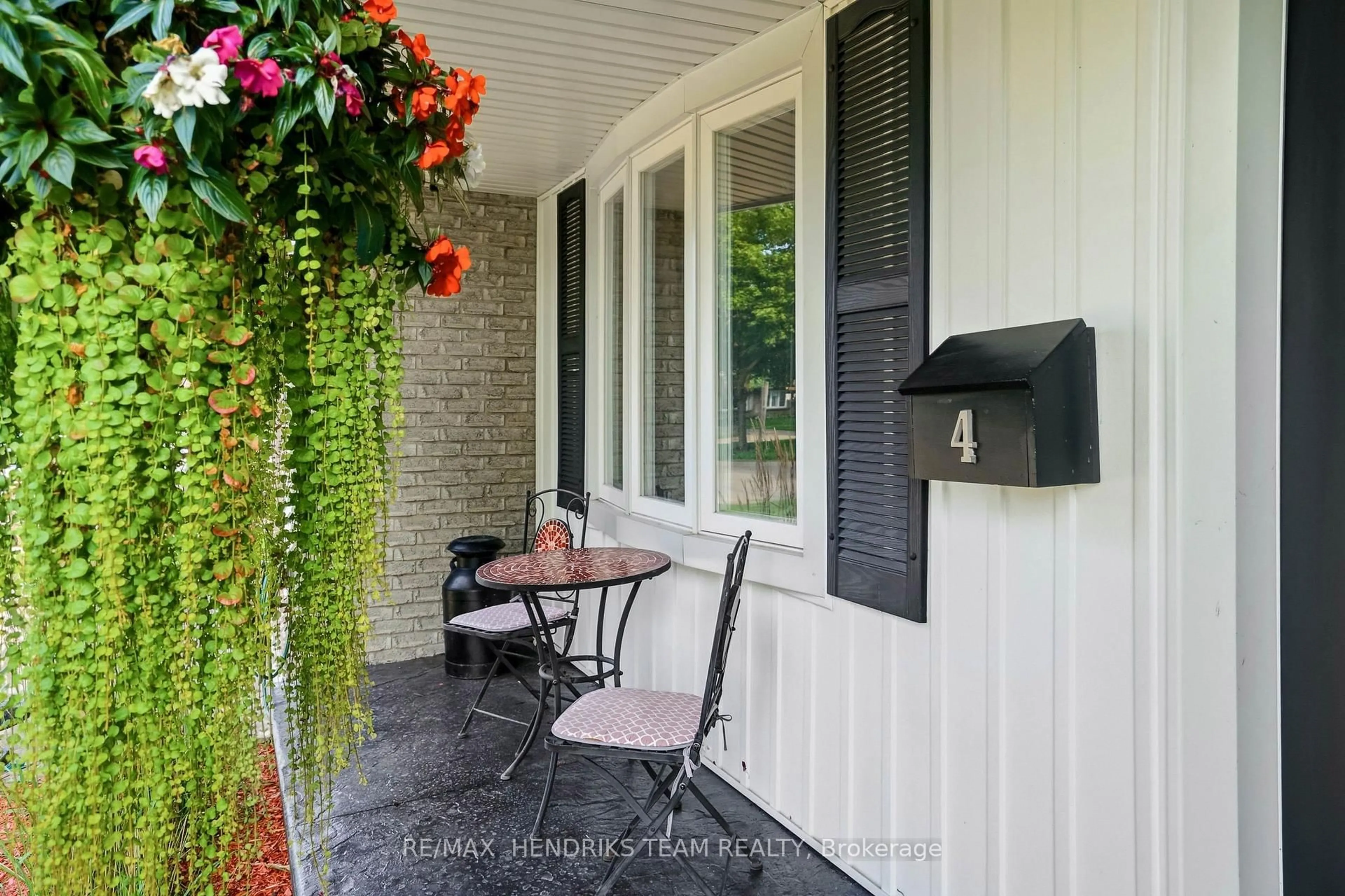 Indoor entryway for 4 Royal Orchard Cres, St. Catharines Ontario L2N 4E9