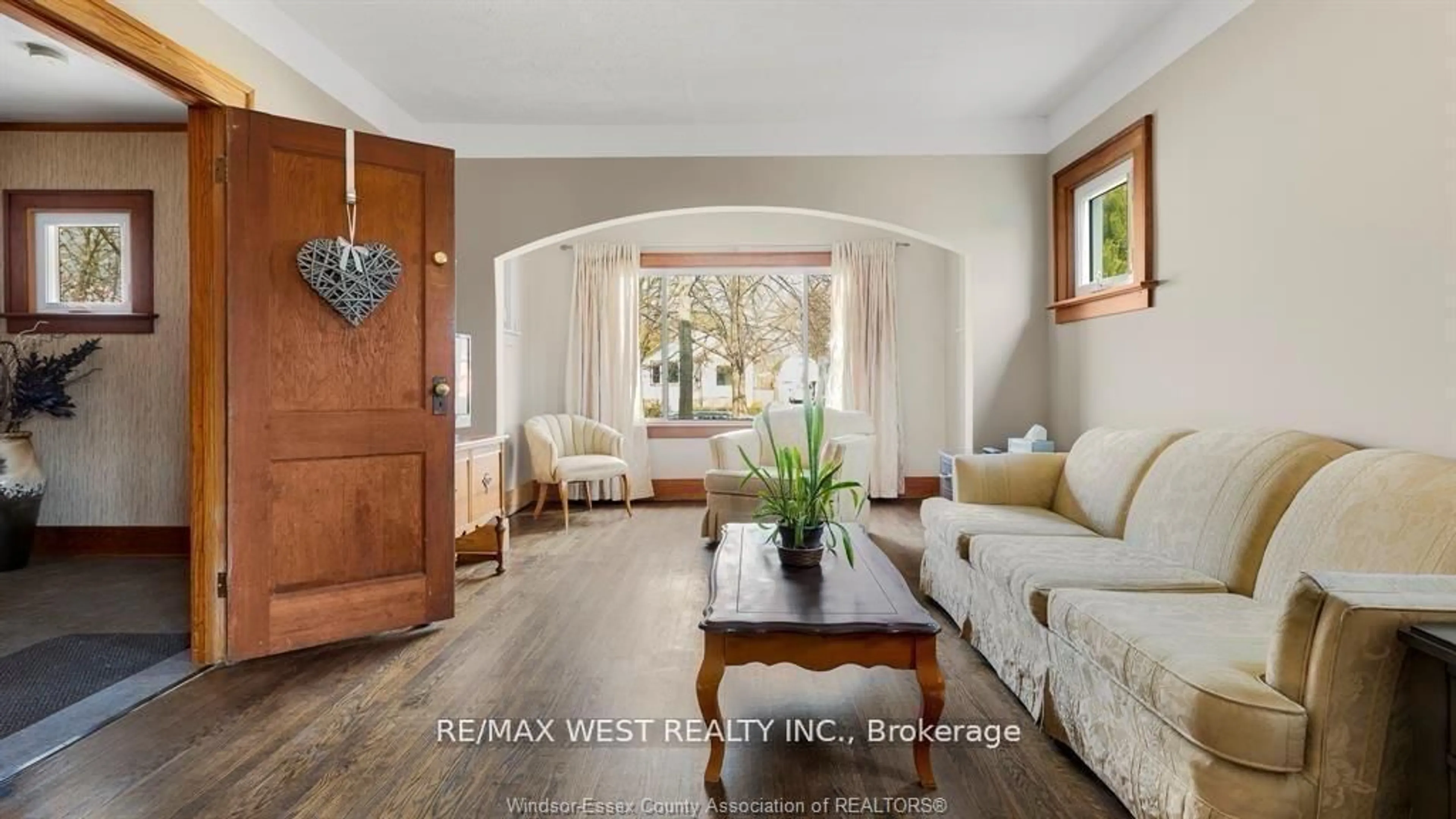 Indoor entryway for 959 Westminster Blvd, Windsor Ontario N8S 2C2
