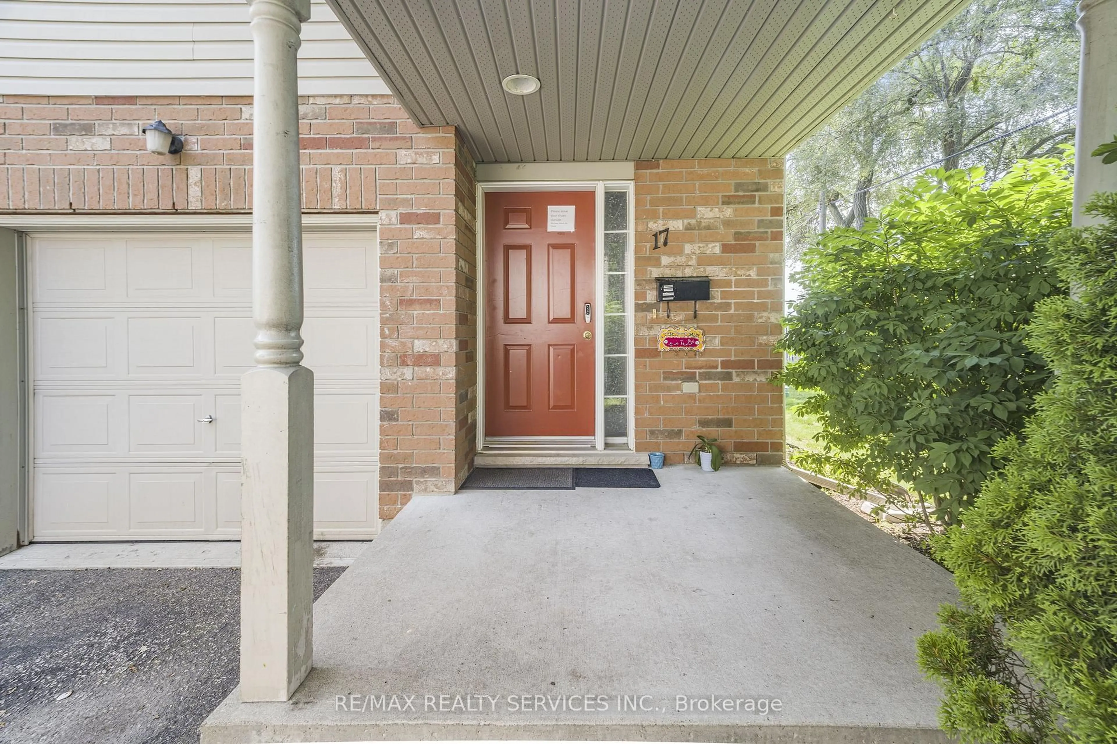 Indoor entryway for 120 Dudhope Ave #17, Cambridge Ontario N1R 4T7