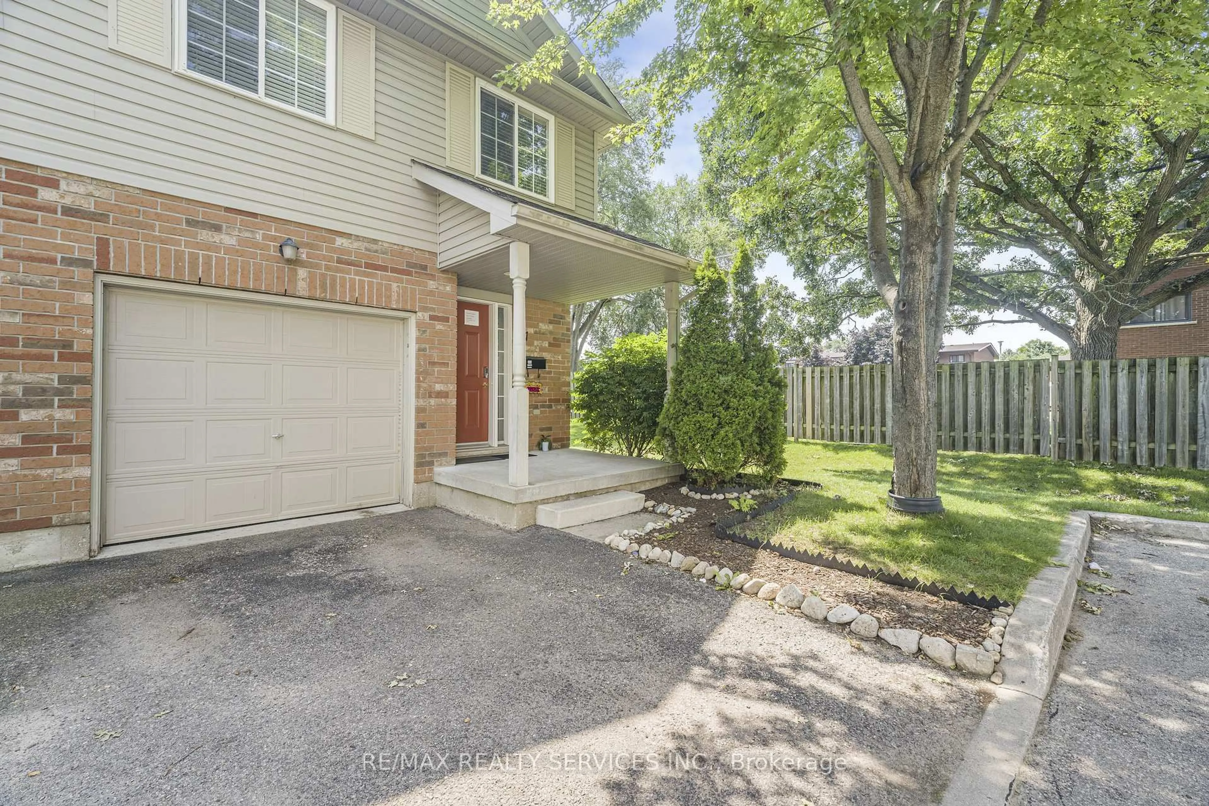 Patio, street for 120 Dudhope Ave #17, Cambridge Ontario N1R 4T7