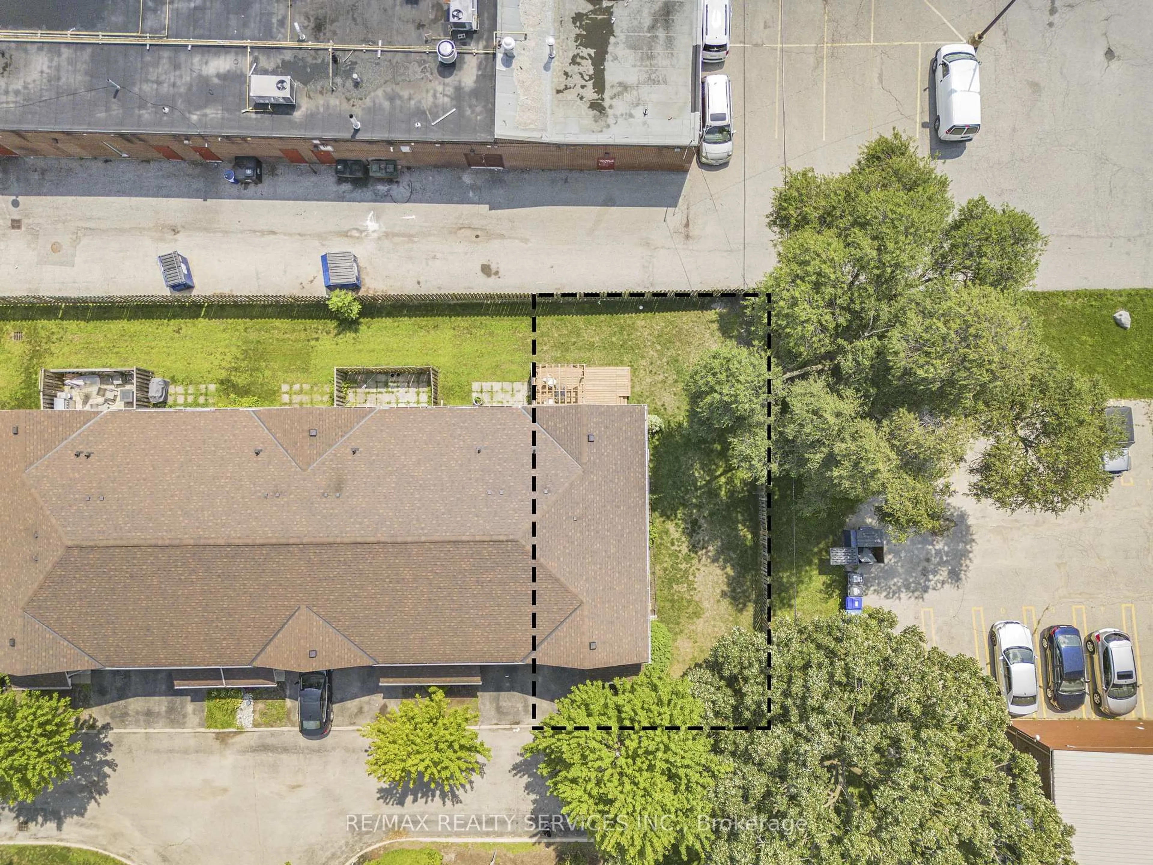 A pic from outside/outdoor area/front of a property/back of a property/a pic from drone, street for 120 Dudhope Ave #17, Cambridge Ontario N1R 4T7