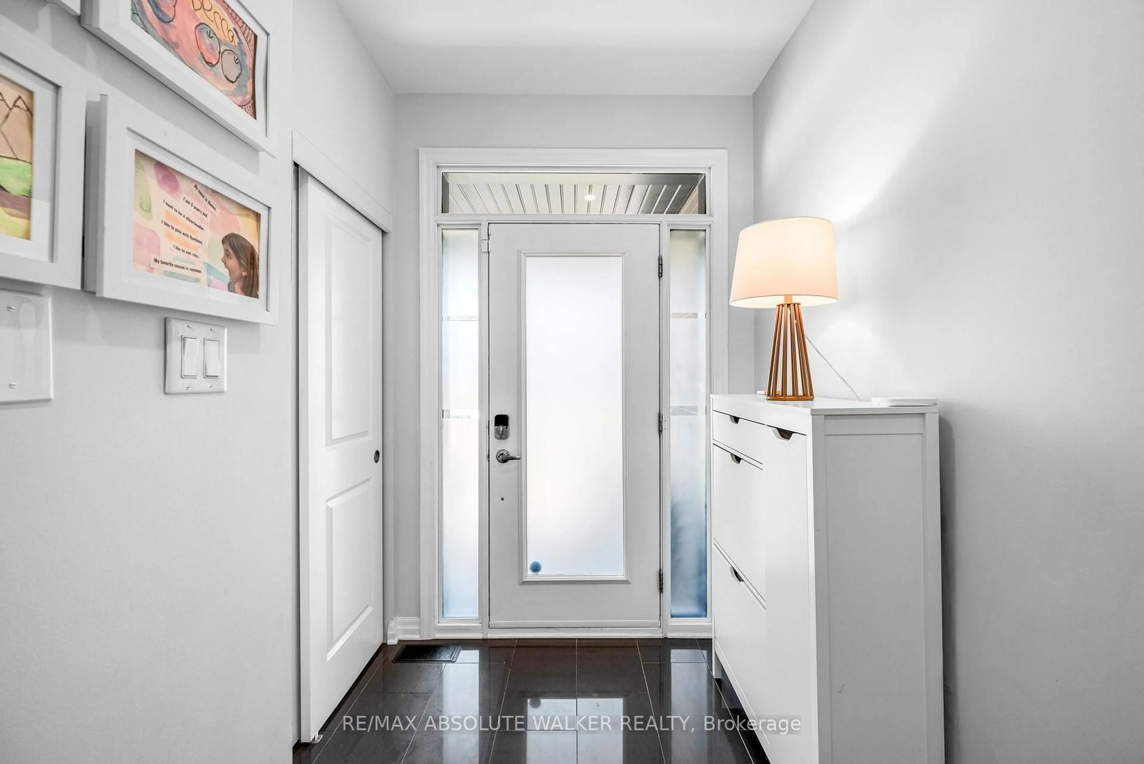 Indoor entryway for 323 Lysander Pl, Ottawa Ontario K1K 3X8