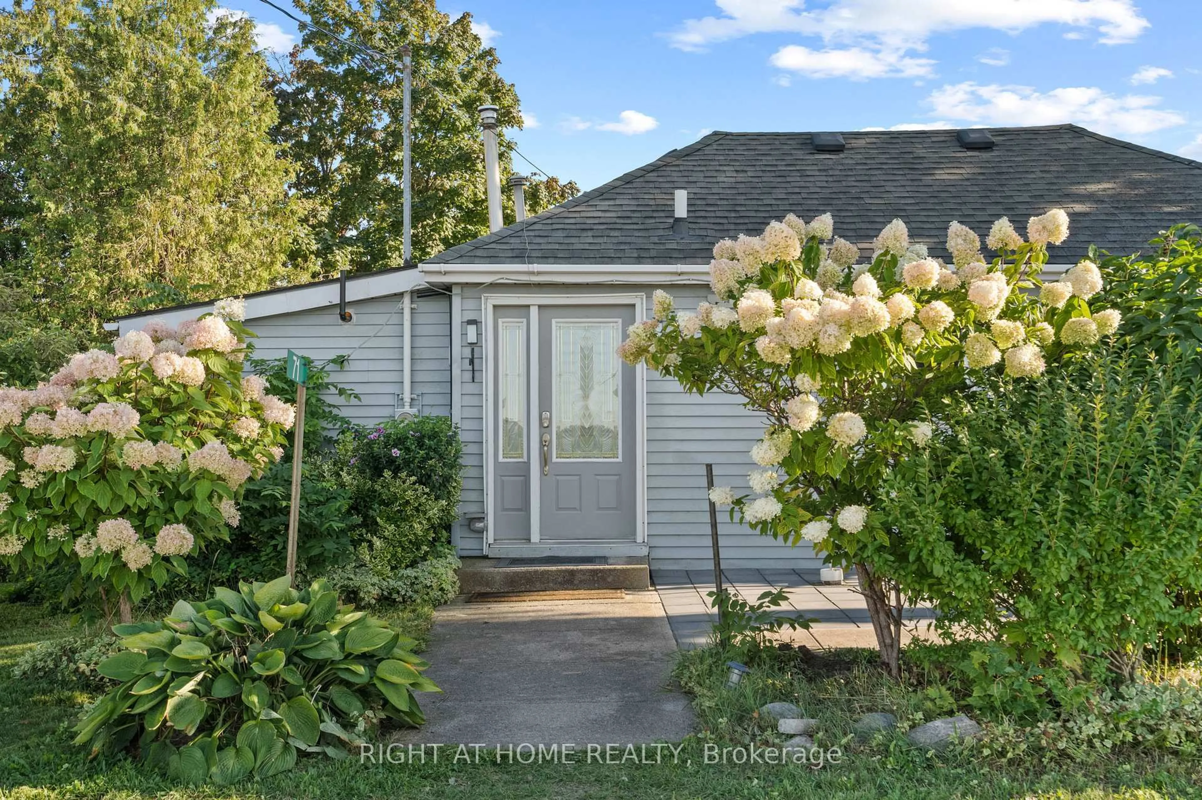 Home with vinyl exterior material, street for 71 Lighthouse Dr Dr, Haldimand Ontario N1A 2W6