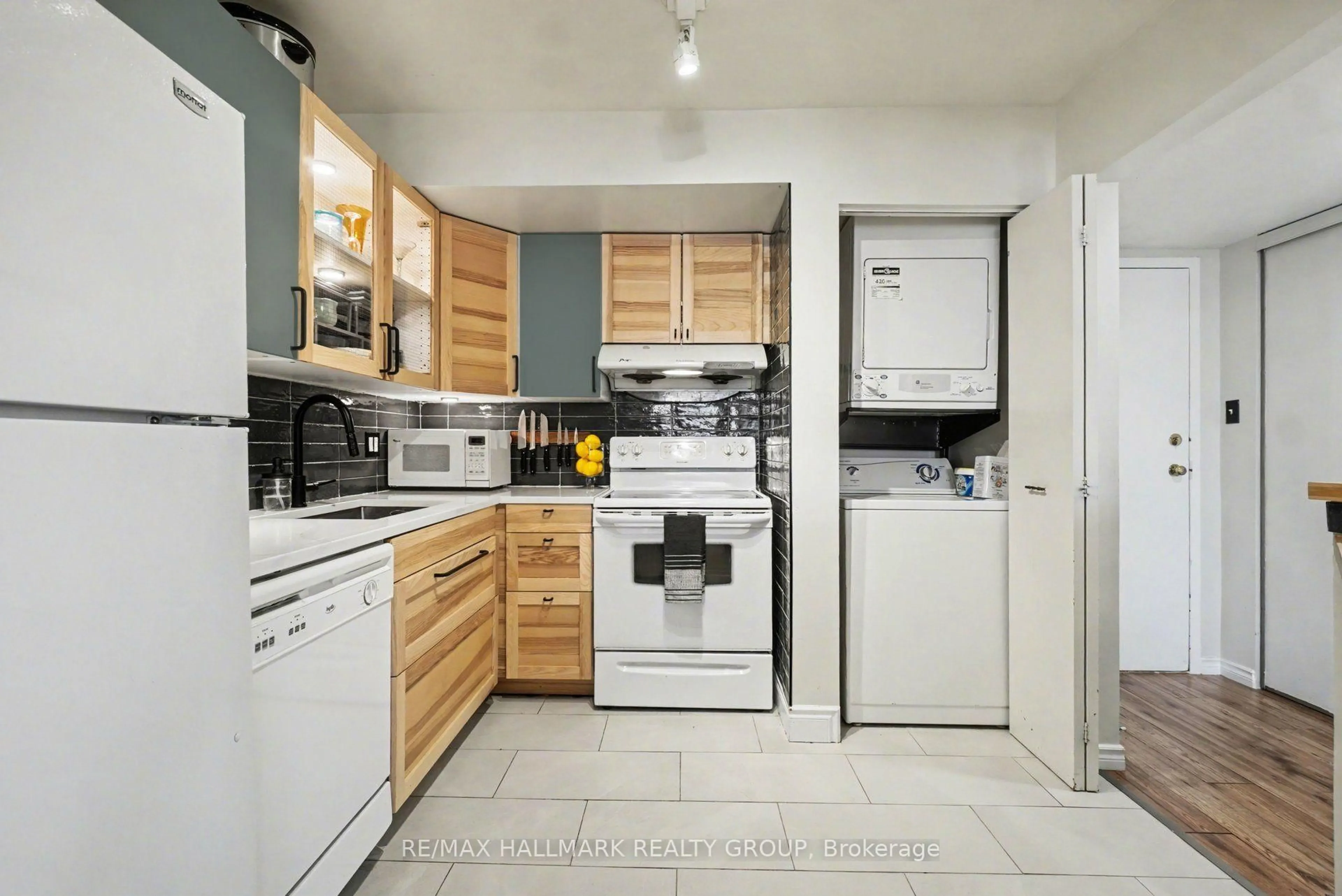 Standard kitchen, ceramic/tile floor for 266 Lorry Greenberg Dr #203, Ottawa Ontario K1T 3J9