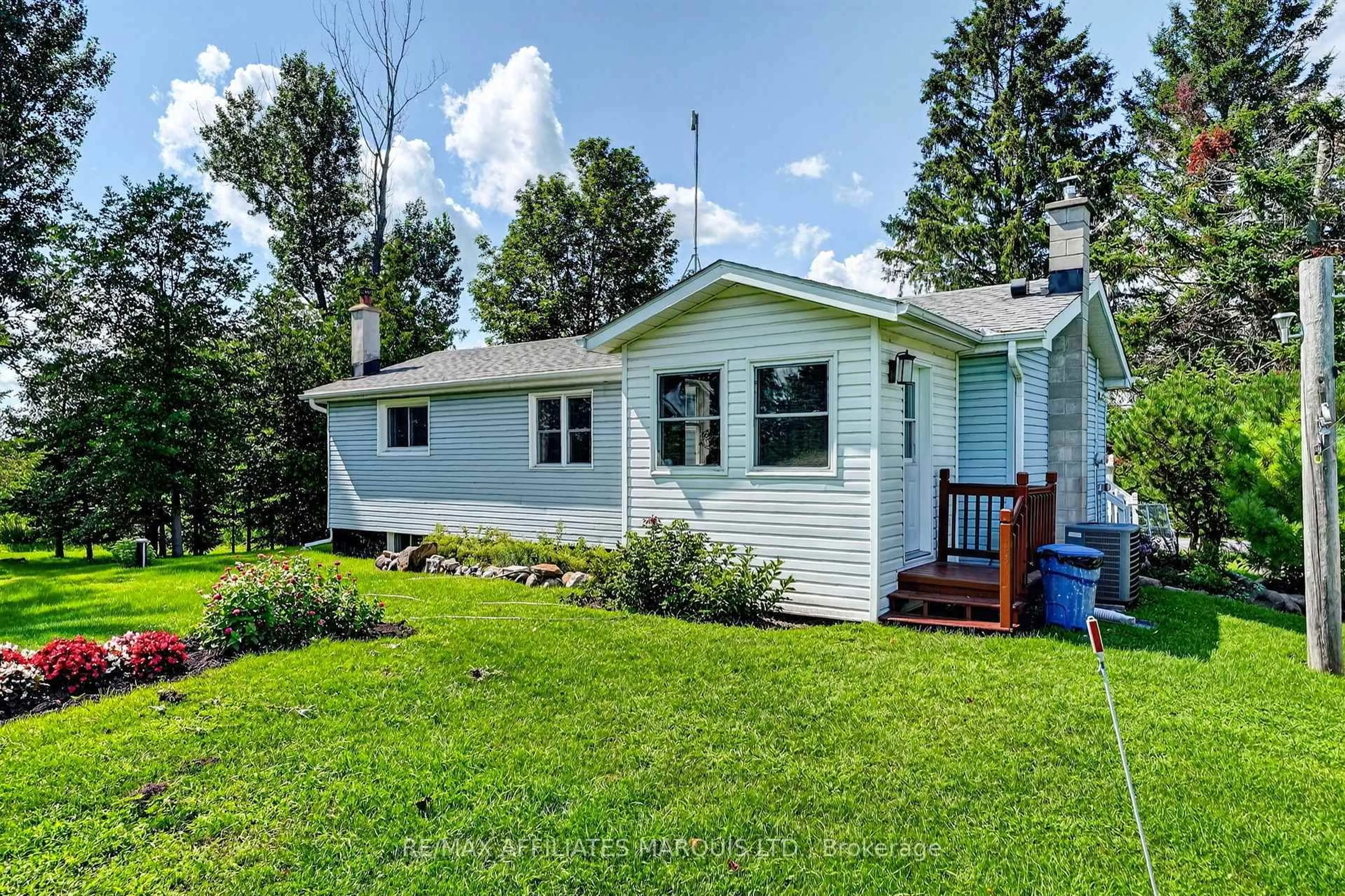 Home with vinyl exterior material, unknown for 15964 Rush City Rd, North Stormont Ontario K0C 1Y0