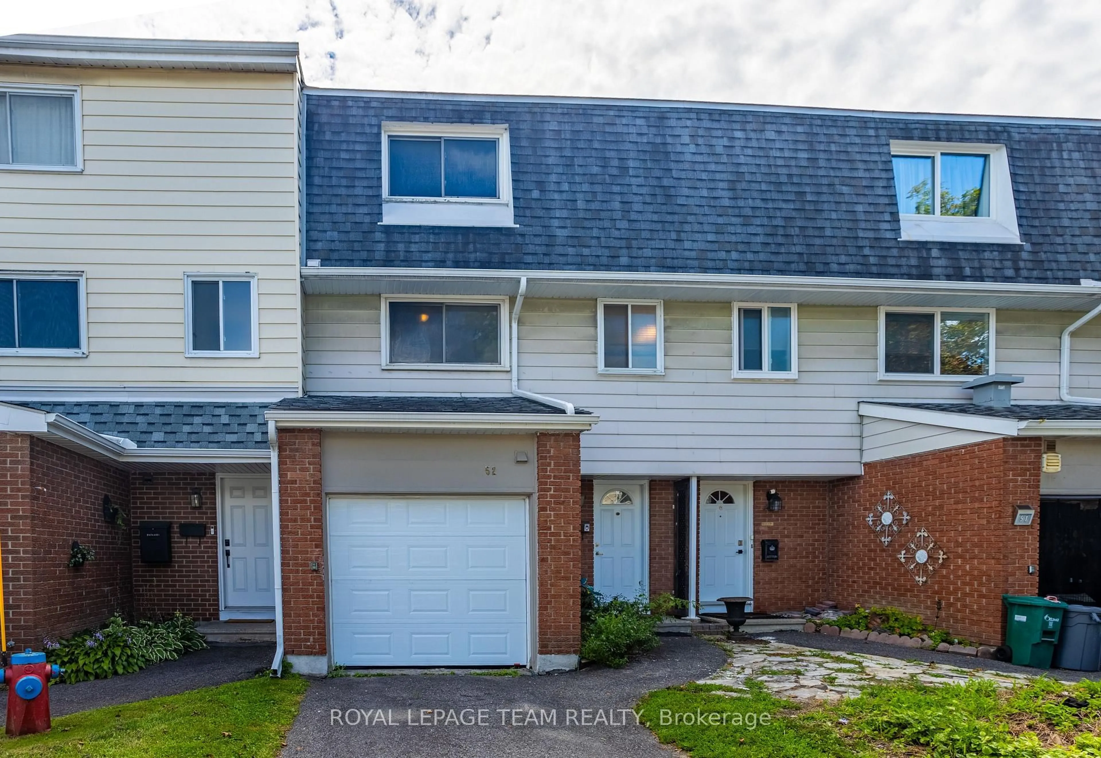A pic from outside/outdoor area/front of a property/back of a property/a pic from drone, street for 2669 Southvale Cres #52, Ottawa Ontario K1B 4V2