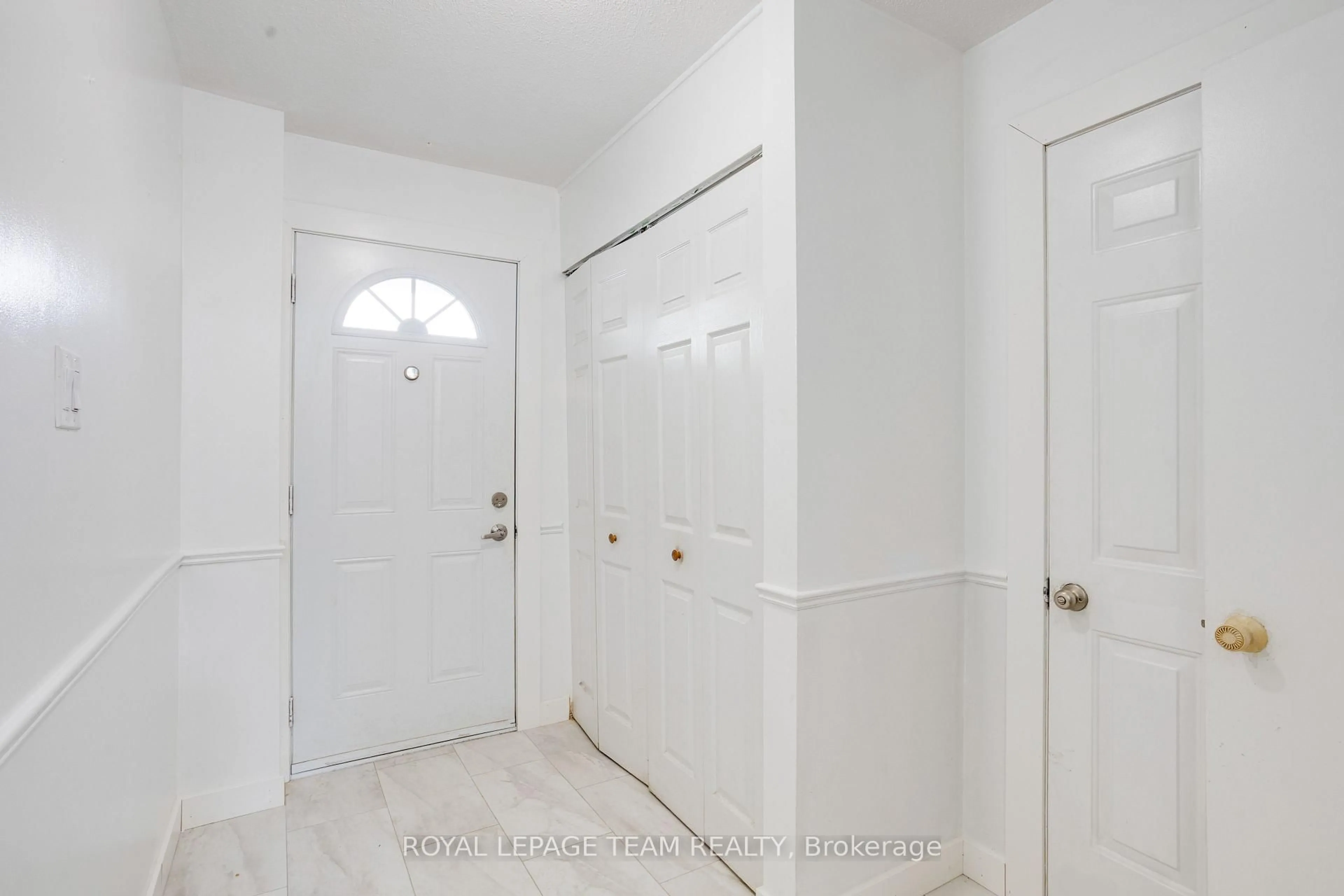 Indoor entryway for 2669 Southvale Cres #52, Ottawa Ontario K1B 4V2